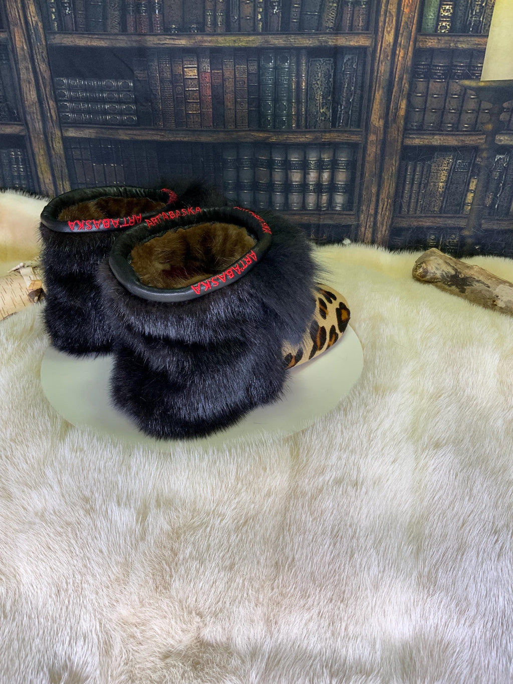 Mocassins d’intérieur Nicole pour femme 8 en cuir de vache teint à motifs, vison brun foncé naturel recyclé et renard noir recyclé – faits à la main au Québec, chauds, respirants, confort de luxe, pièce unique Art’Abaska 💕