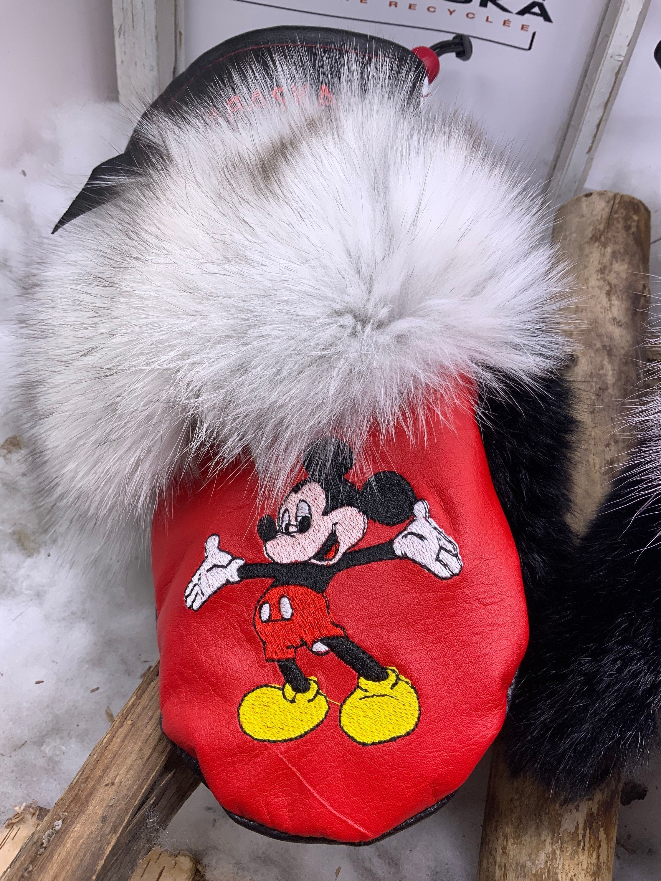 Mitaines Gilberte LARGE/MED cuir recyclé édition Mickey Minnie Disney brodées renard blanc opossum noir pièce unique fait à la main Québec