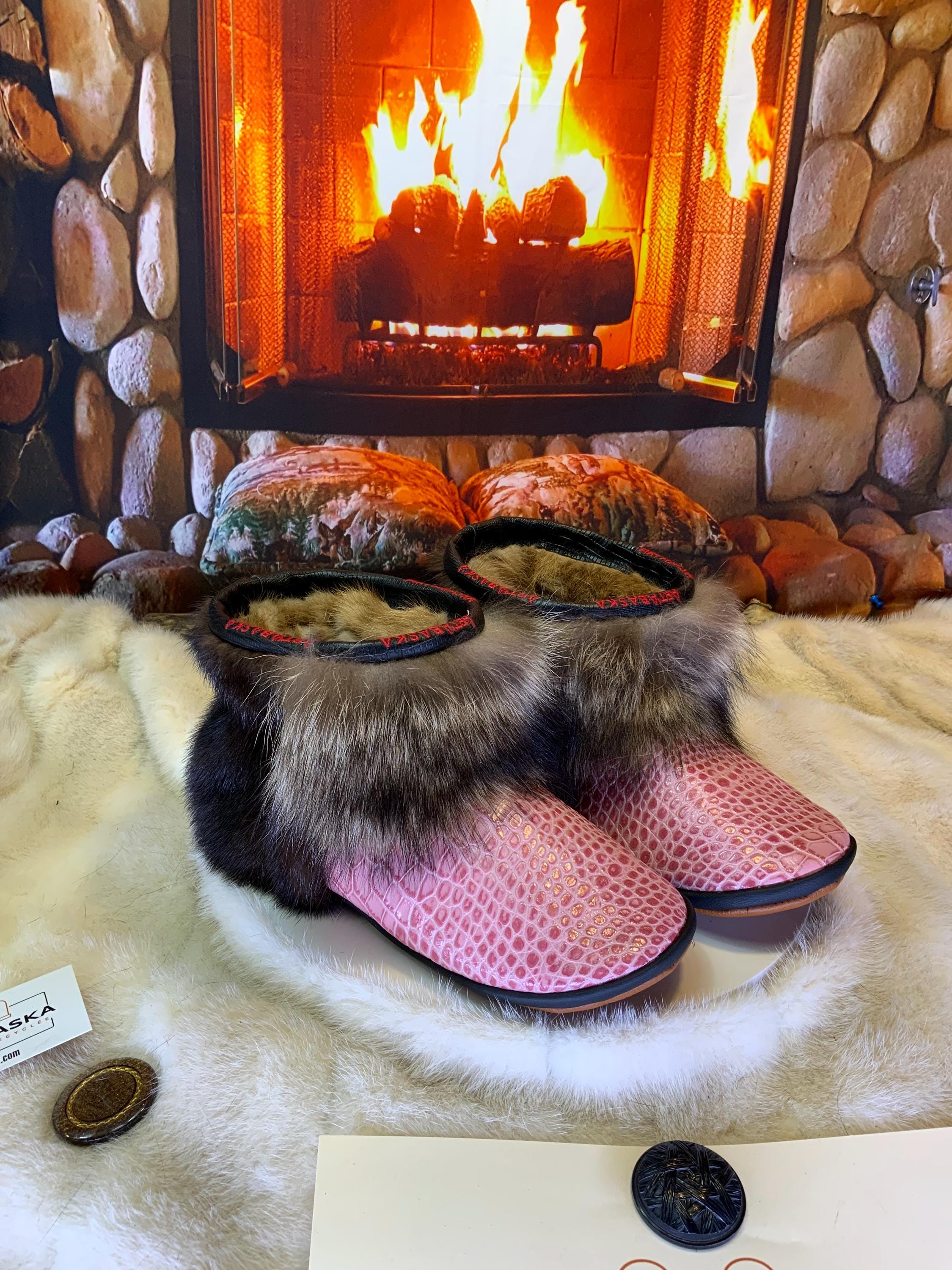Mocassins d’intérieur Yvette 10 femme cuir italien embossé crocodile rose raton vison recyclés semelle brun caramel Québec