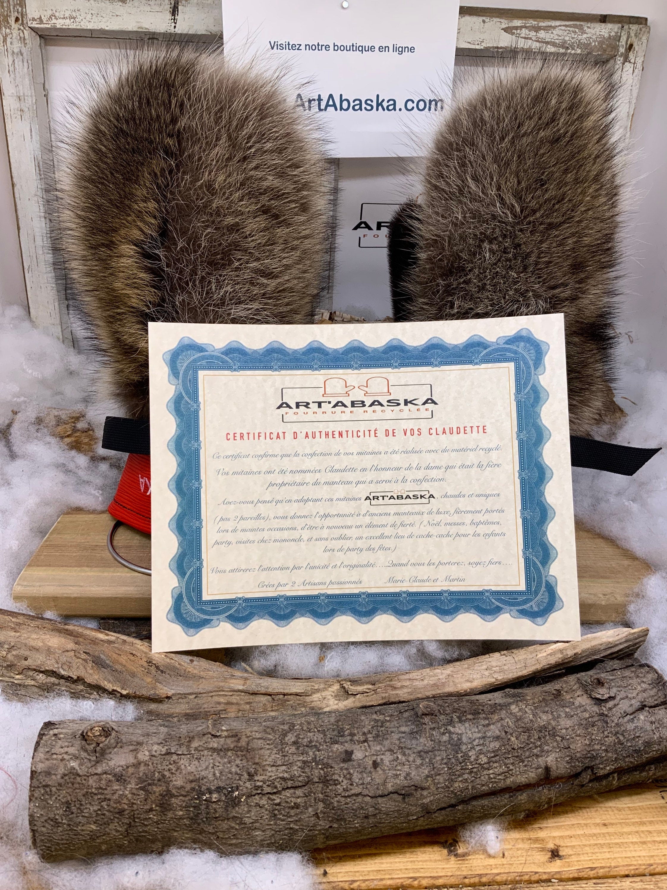 Mitaines Les Claudette – Médium, raton laveur et vison recyclés avec cuir embossé rouge, fait à la main au Québec, pièce unique artisanale