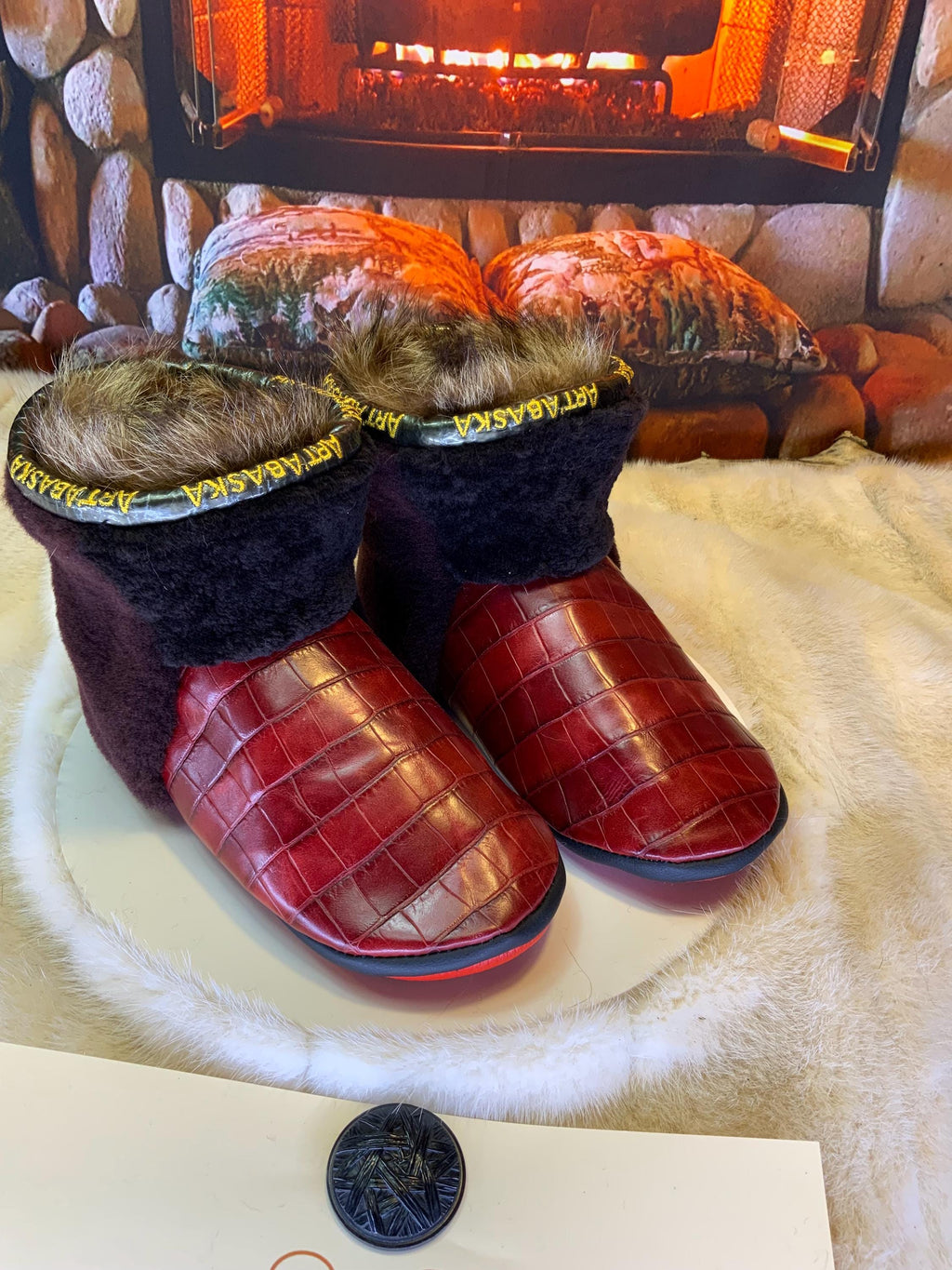 Mocassins d’intérieur Rolande 7 femme, cuir imprimé crocodile bourgogne, fourrure recyclée, faits à la main au Québec ✨❤️🤎