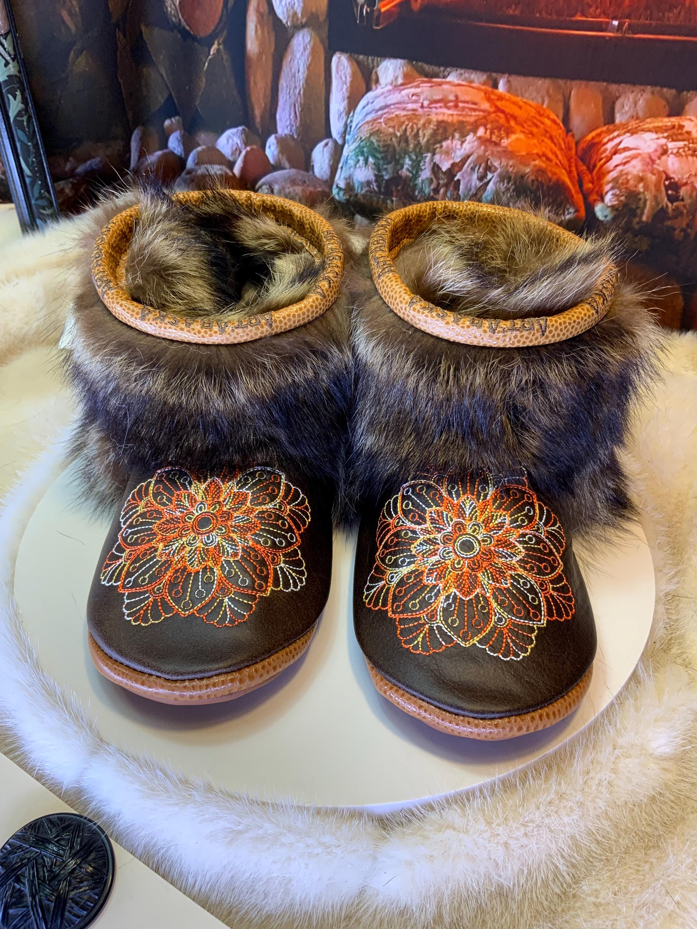 Mocassins d’intérieur Murielle – 6 femme – cuir italien brun chocolat brodé mandala orange, jaune et blanc, semelle brun chocolat au lait ✨🤎