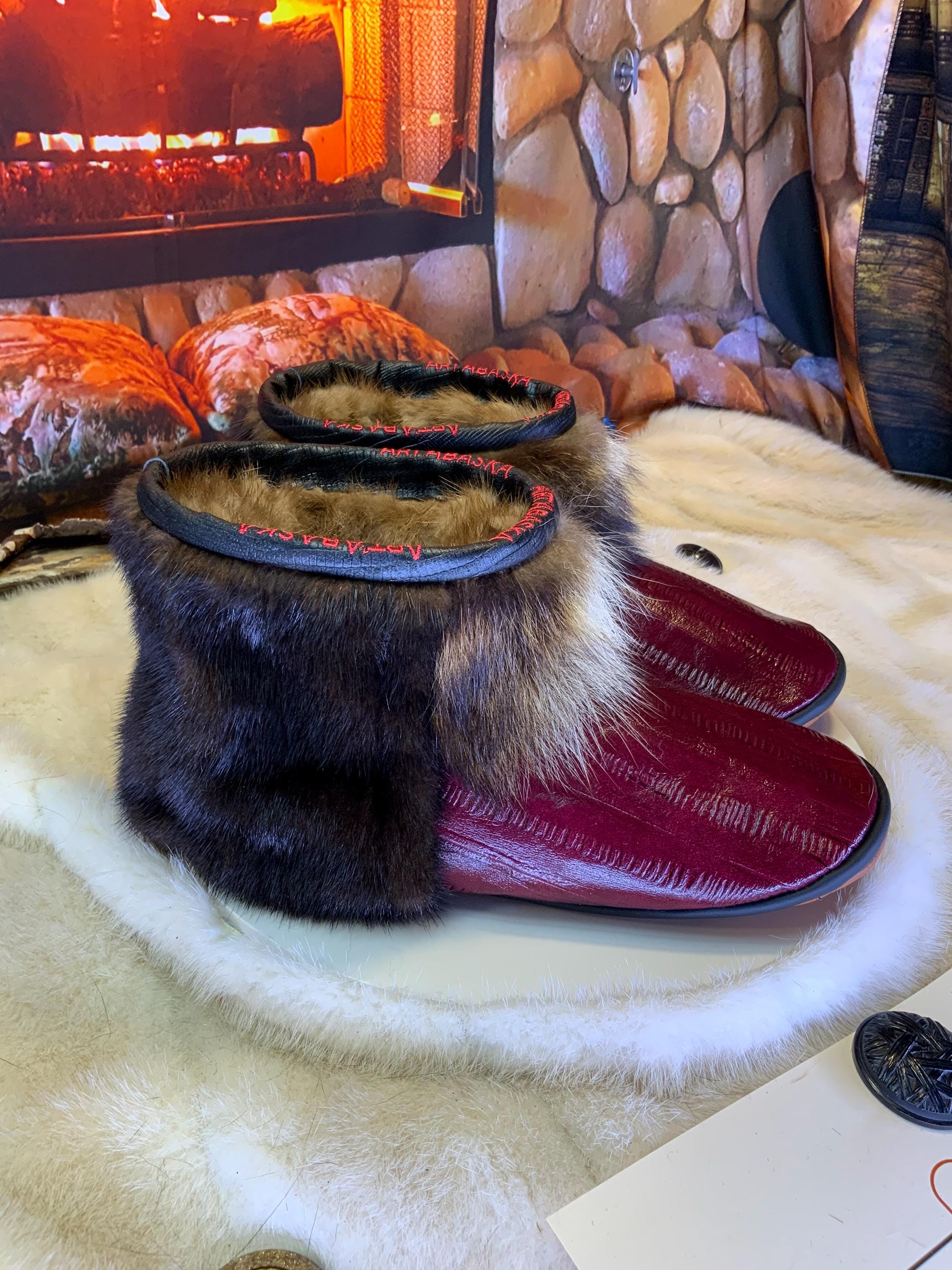 Mocassins d’intérieur Les Charlotte – 10 femme – cuir d’anguille bourgogne & fourrures recyclées, exclusivité artisanale Québec