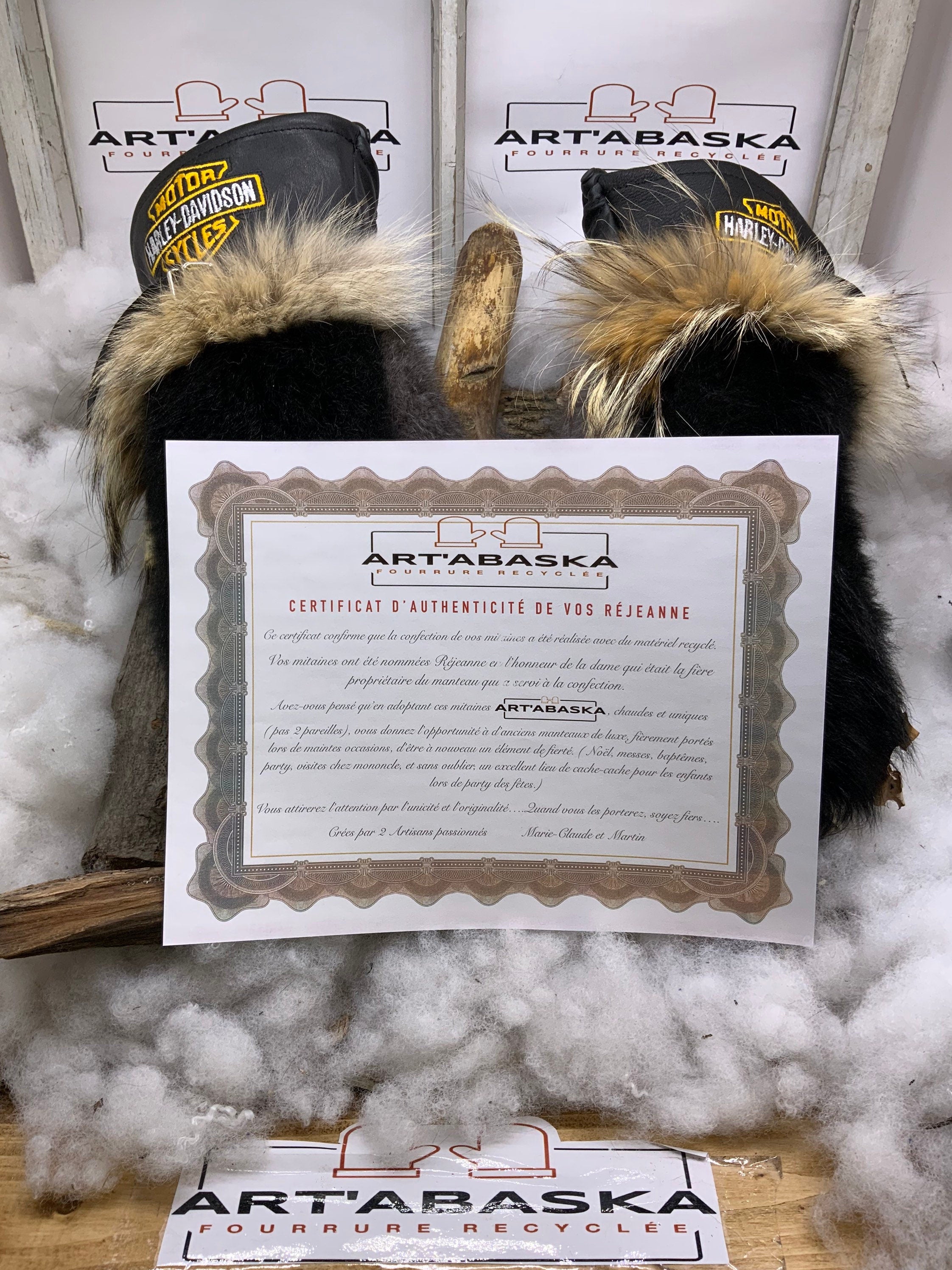 Mitaines Réjeanne Large édition Harley Davidson cuir noir opossum gris renard recyclés broderie ArtAbaska fait à la main Québec