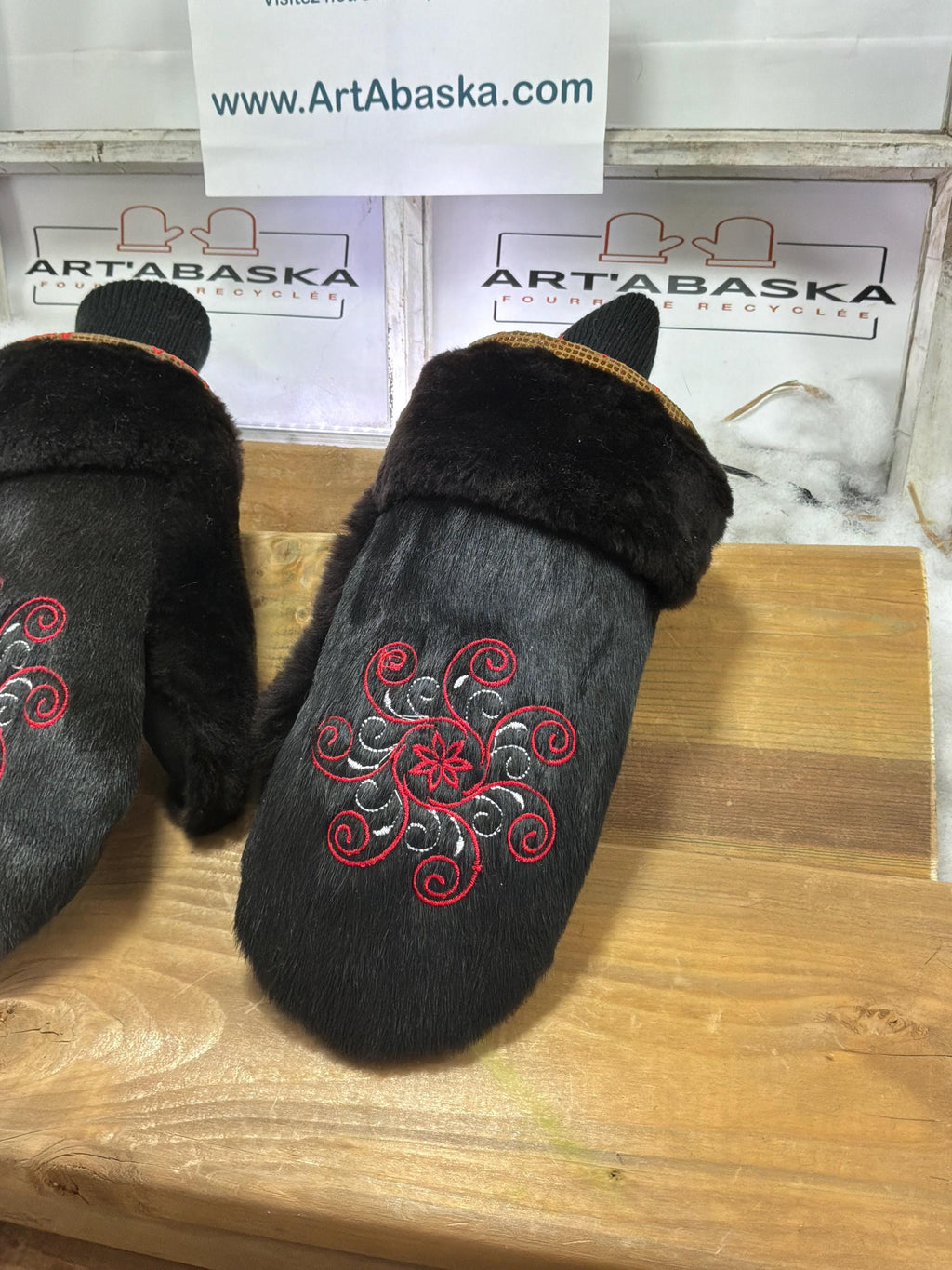 Mitaines de ville Medium Gertrude en fourrure recyclée – Faites à la main au Québec – Légères, élégantes, confort urbain – Édition Brodée