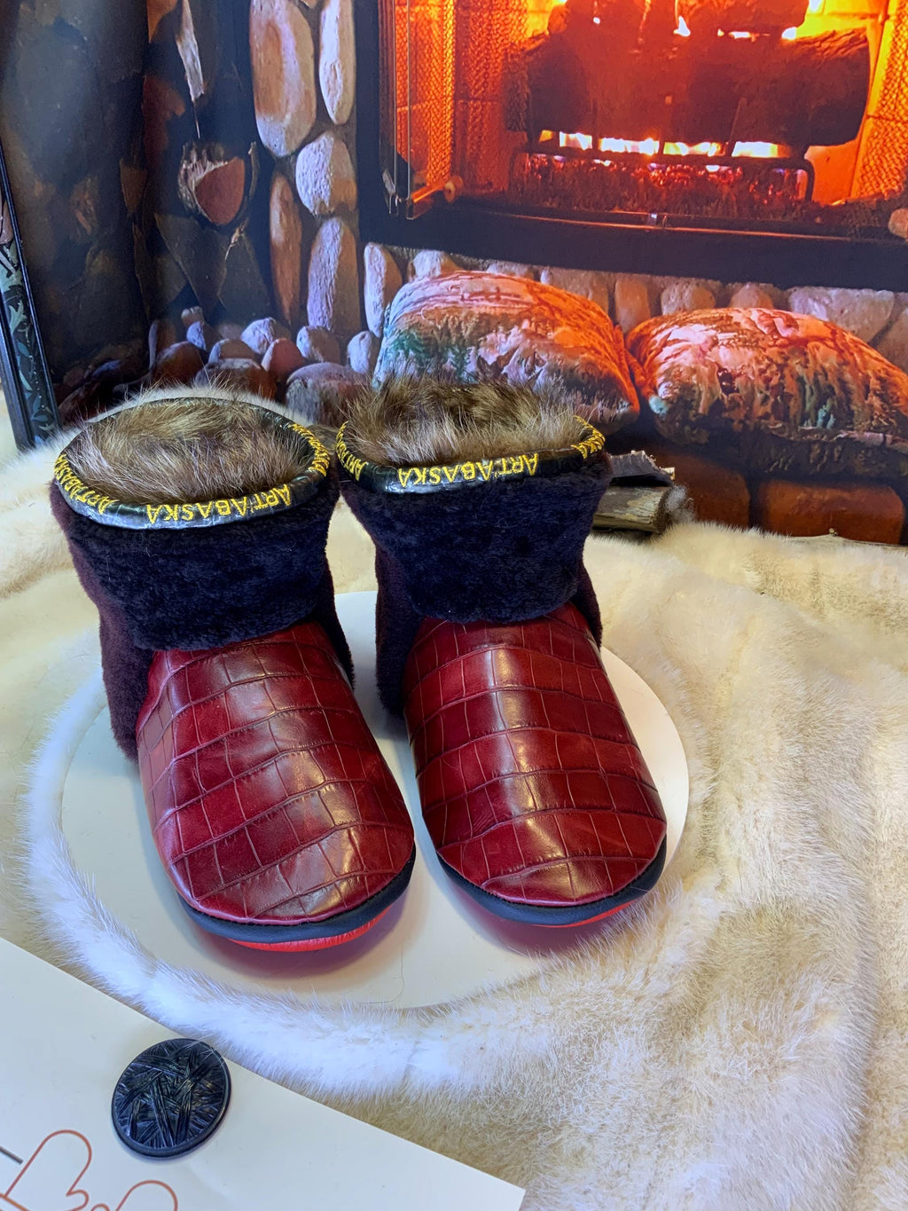 Mocassins d’intérieur Rolande 7 femme, cuir imprimé crocodile bourgogne, fourrure recyclée, faits à la main au Québec ✨❤️🤎