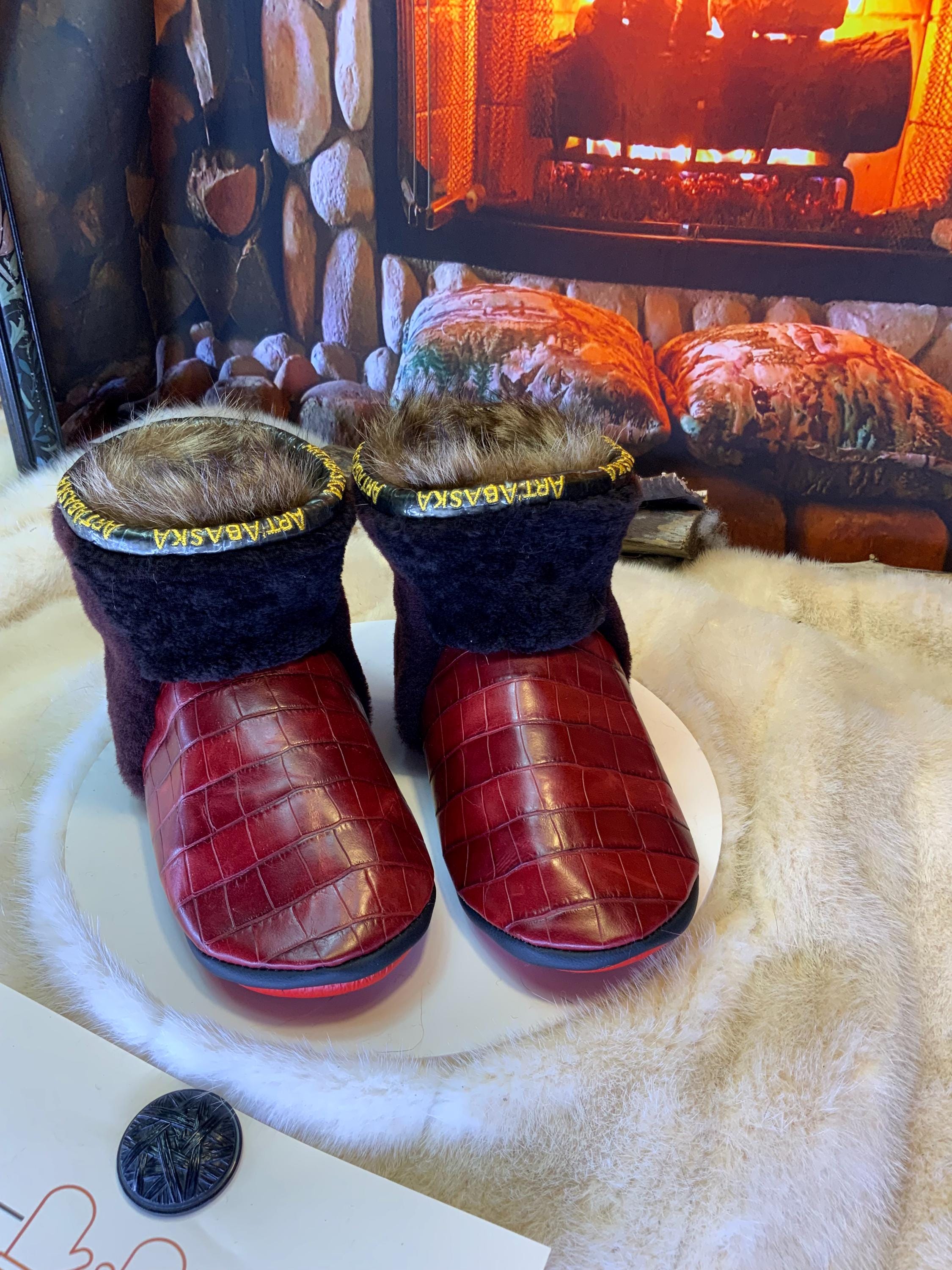 Mocassins d’intérieur Rolande 7 femme, cuir imprimé crocodile bourgogne, fourrure recyclée, faits à la main au Québec ✨❤️🤎