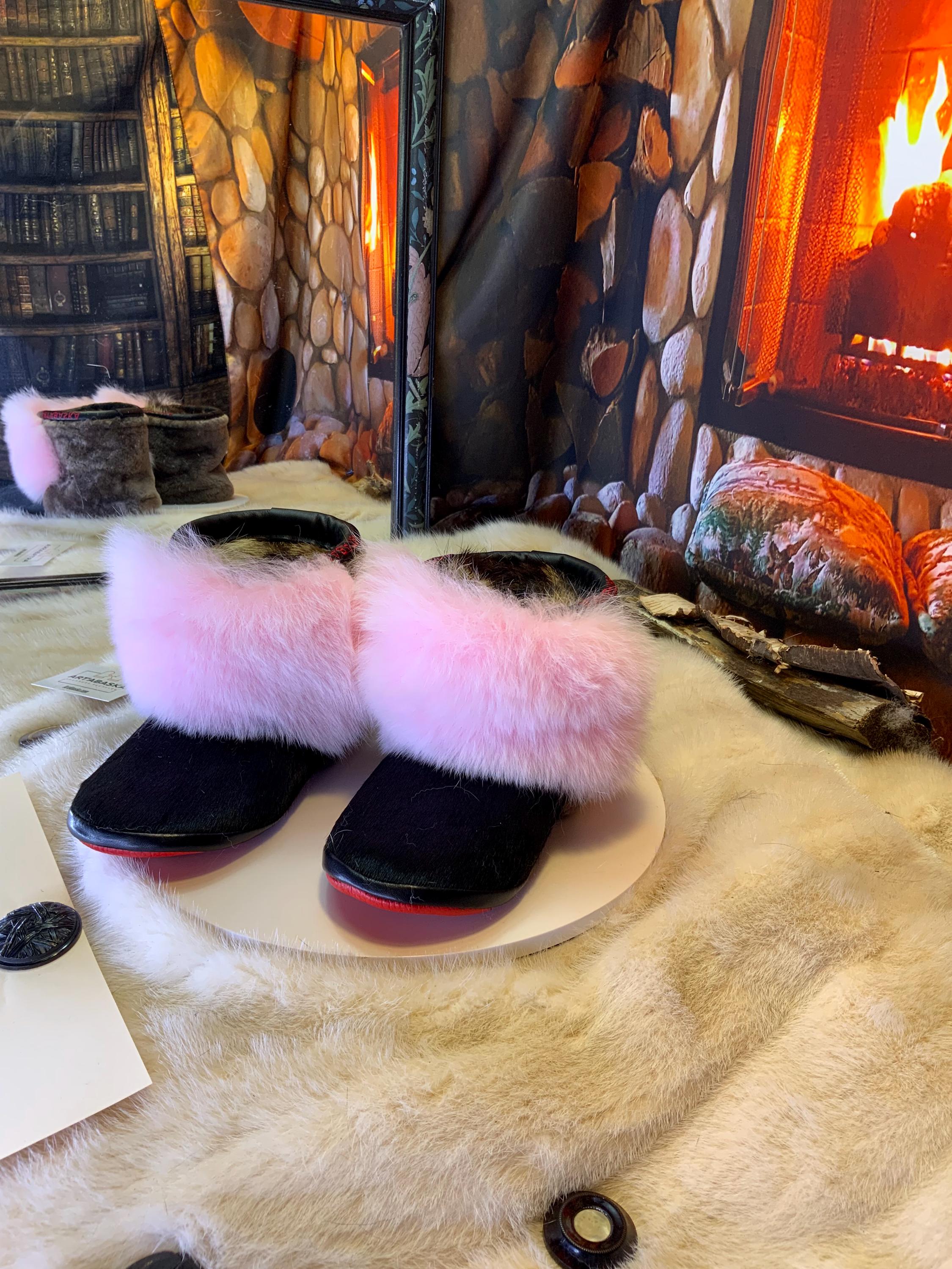 Mocassins d’intérieur Jacqueline – 6 femme – cuir de vache noire recyclée, renard rose rare & mouton charcoal, semelle rouge, faits à la main au Québec ✨🖤💗❤️