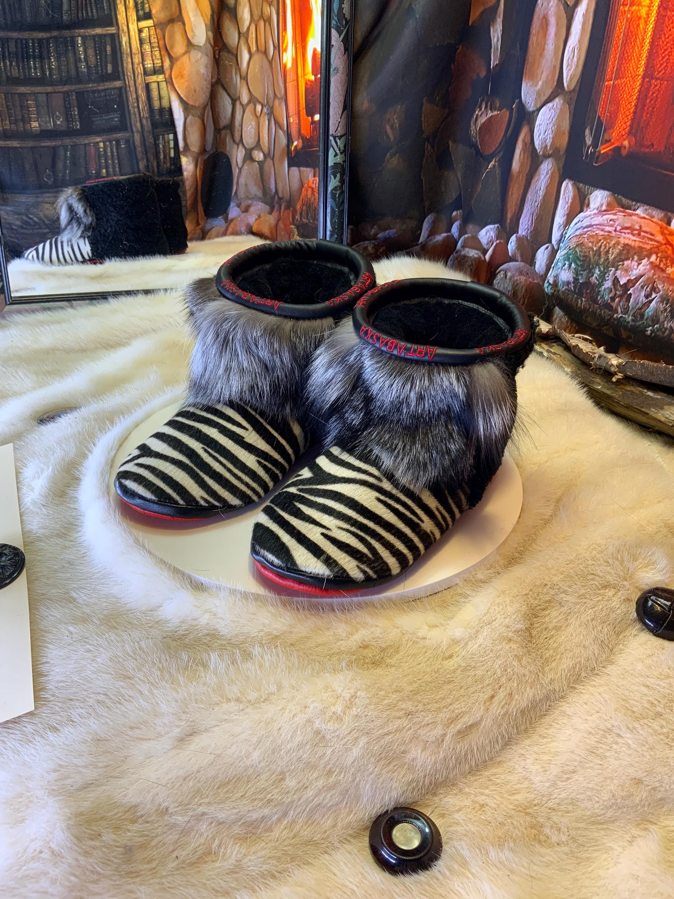 Mocassins d’intérieur Huguette – 6 femme – peau de vache recyclée imprimée zèbre, semelle rouge éclatante ✨🖤🤍❤️