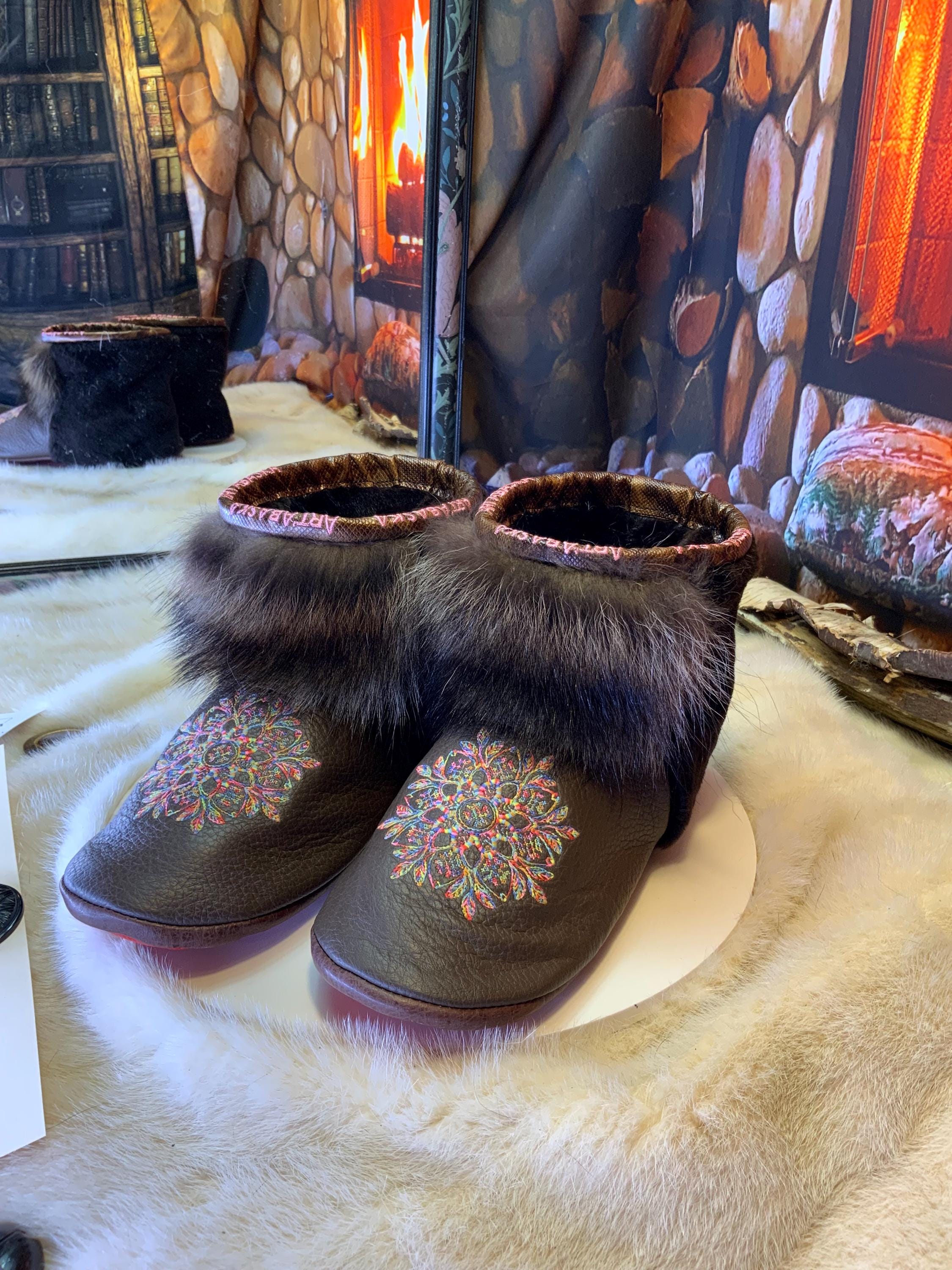 Mocassins d’intérieur Sylvianne – 8 femme – cuir brun chocolat brodé mandala multicolore, fourrure recyclée & semelle rouge, pièce unique faite à la main au Québec ✨🤎