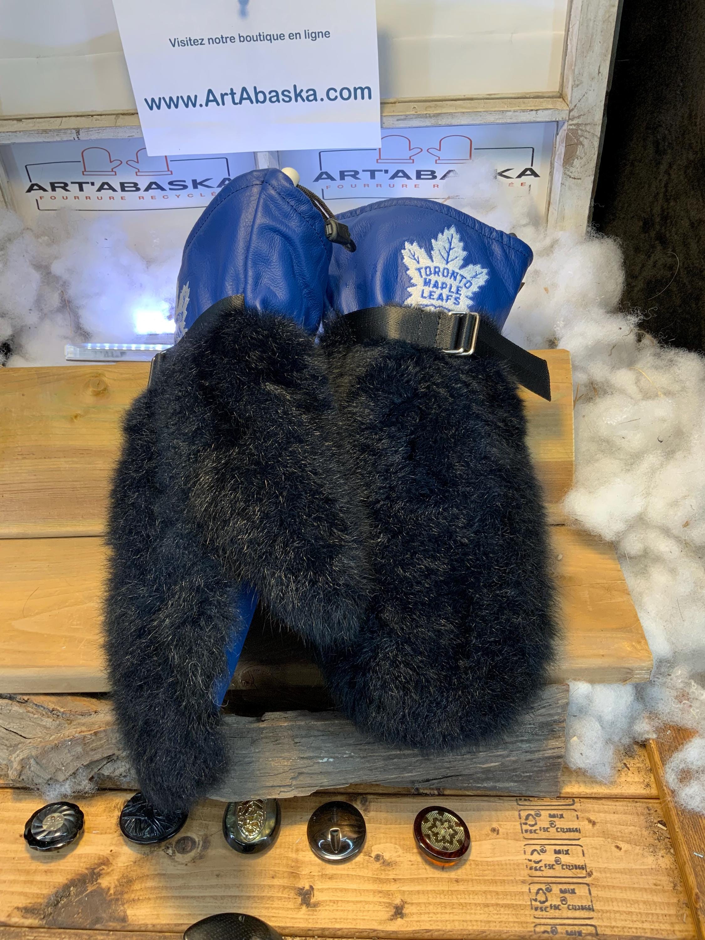 Mitaines Jeanne XL edition Toronto Maple Leafs opossum noir recycle & cuir bleu royal fait a la main Quebec