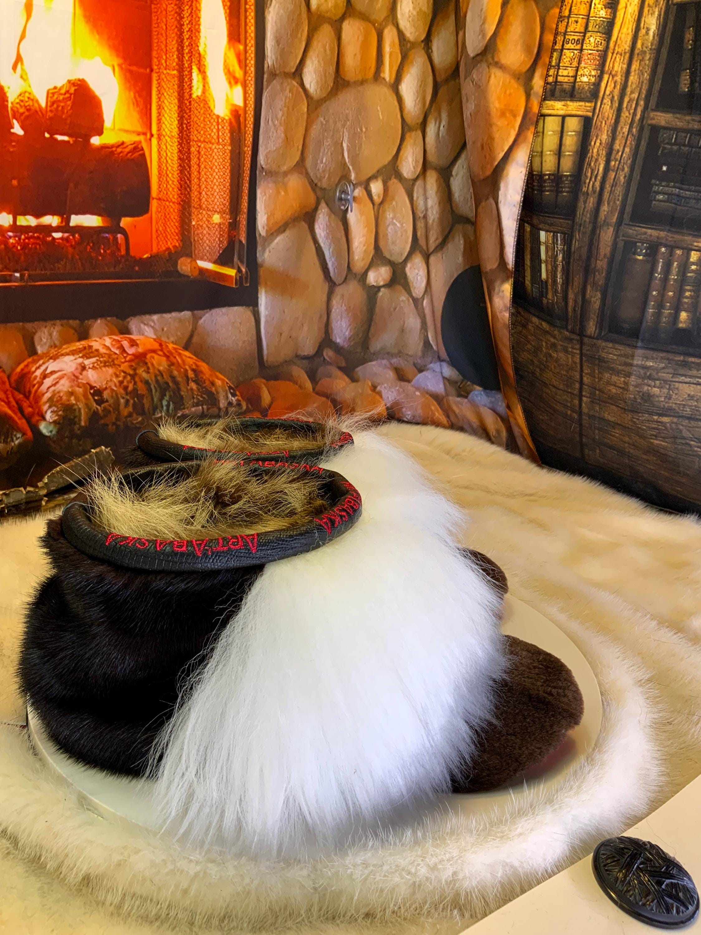 Mocassins d’intérieur Yolande – 6 femme – édition toute fourrure, castor rasé brun & grosse touffe de mouton blanc, semelle rouge brodée bleu royal ✨🤍🤎