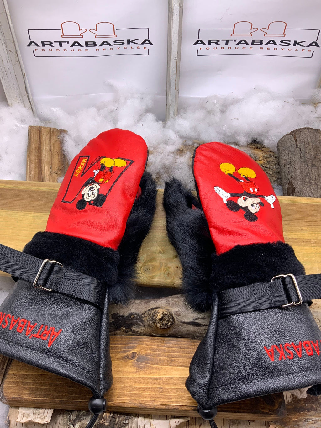 Mitaines Les Edith – Médium – cuir noir recyclé et broderie Mickey unique – fait à la main Québec