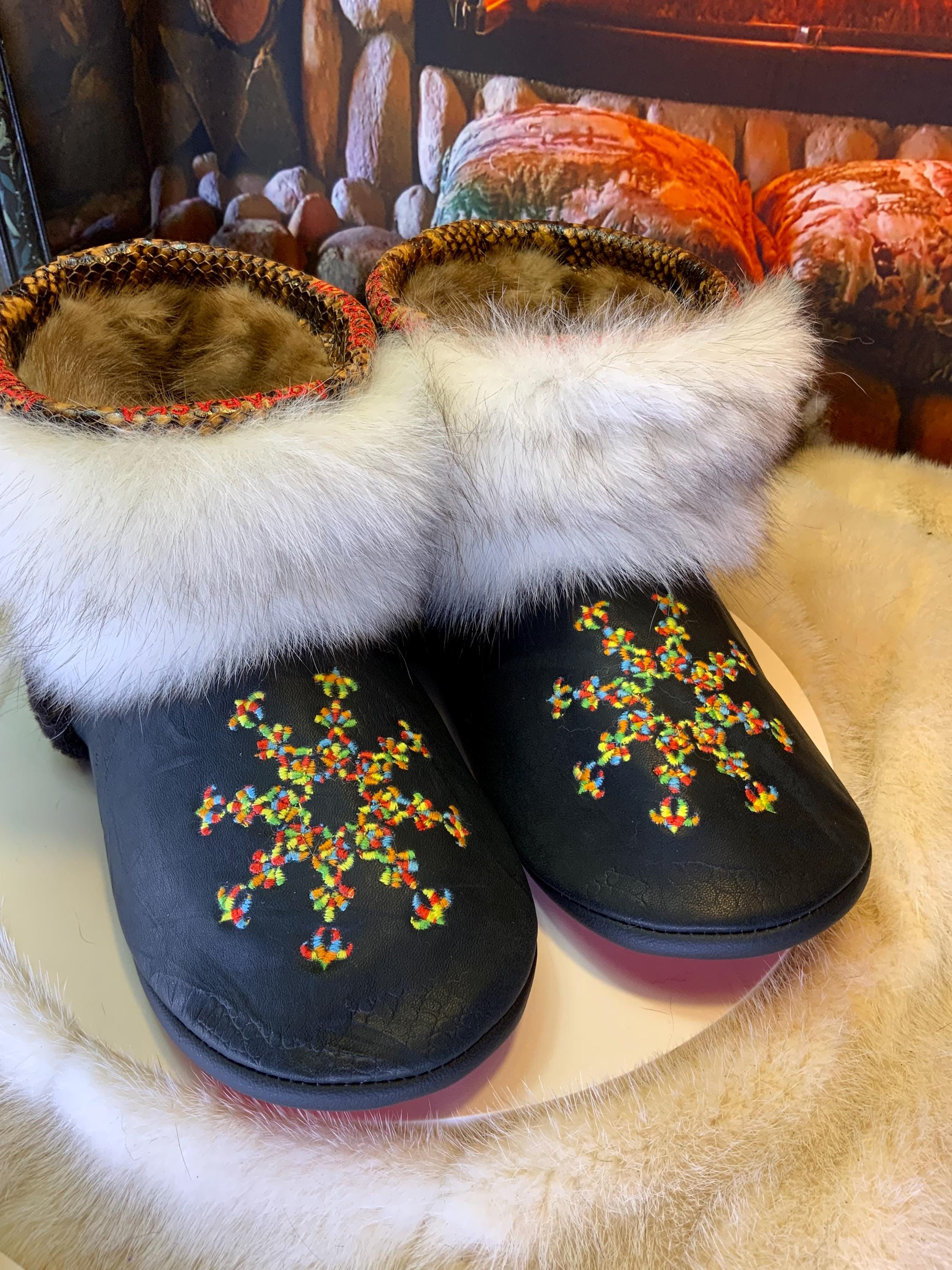 Mocassins d’intérieur Les Lysandre – 10 femme – cuir italien brodé mandala coloré & renard norvégien rare – fait à la main Québec