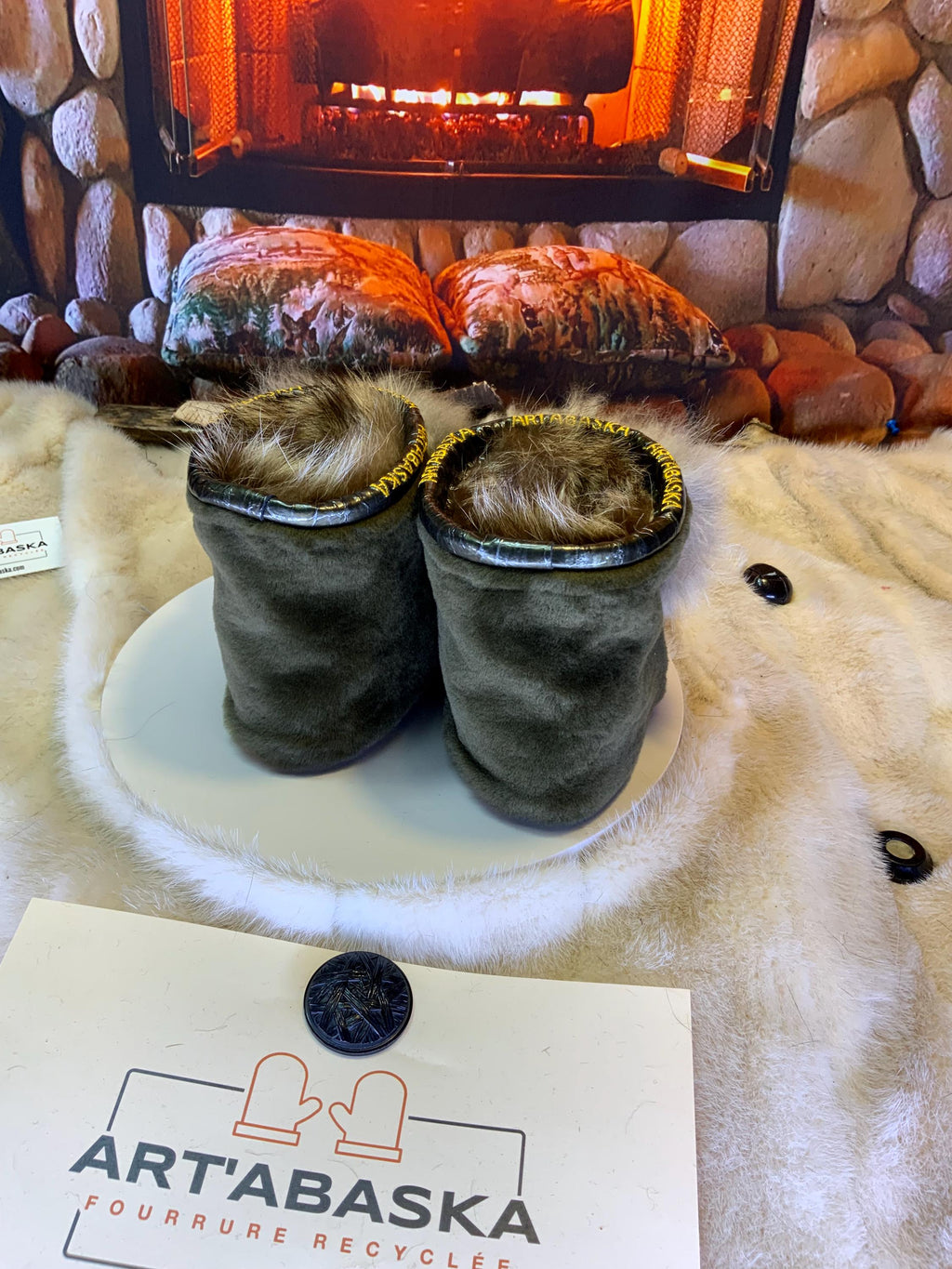 Mocassins d’intérieur Carmen – 7 femme – cuir d’anguille bourgogne & fourrures recyclées, contraste unique rouge et vert du Québec ✨❤️💚