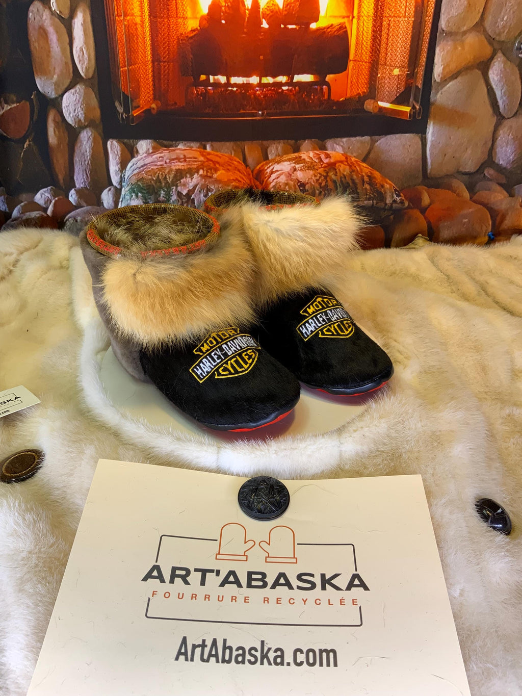 Mocassins d’intérieur Pierrette 8 femme, cuir de vache noire brodé Harley-Davidson, fourrure recyclée, faits à la main au Québec 🏍️✨