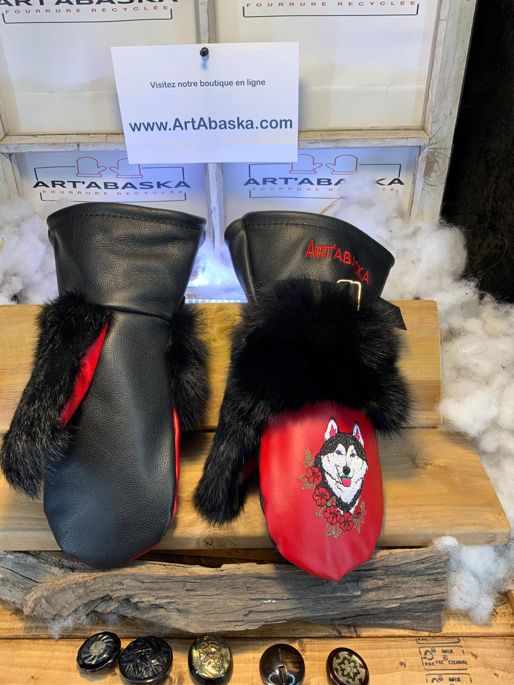 Mitaines Odette Large édition husky cuir rouge brodé tête de husky renard et lapin recyclés fait à la main Québec pièce unique