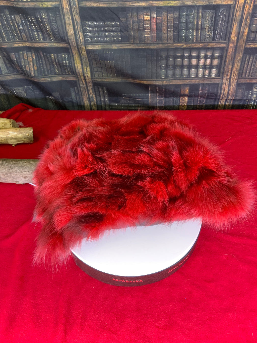 Coussin décoratif en fourrure recyclée en renard cousus en lanières rouge