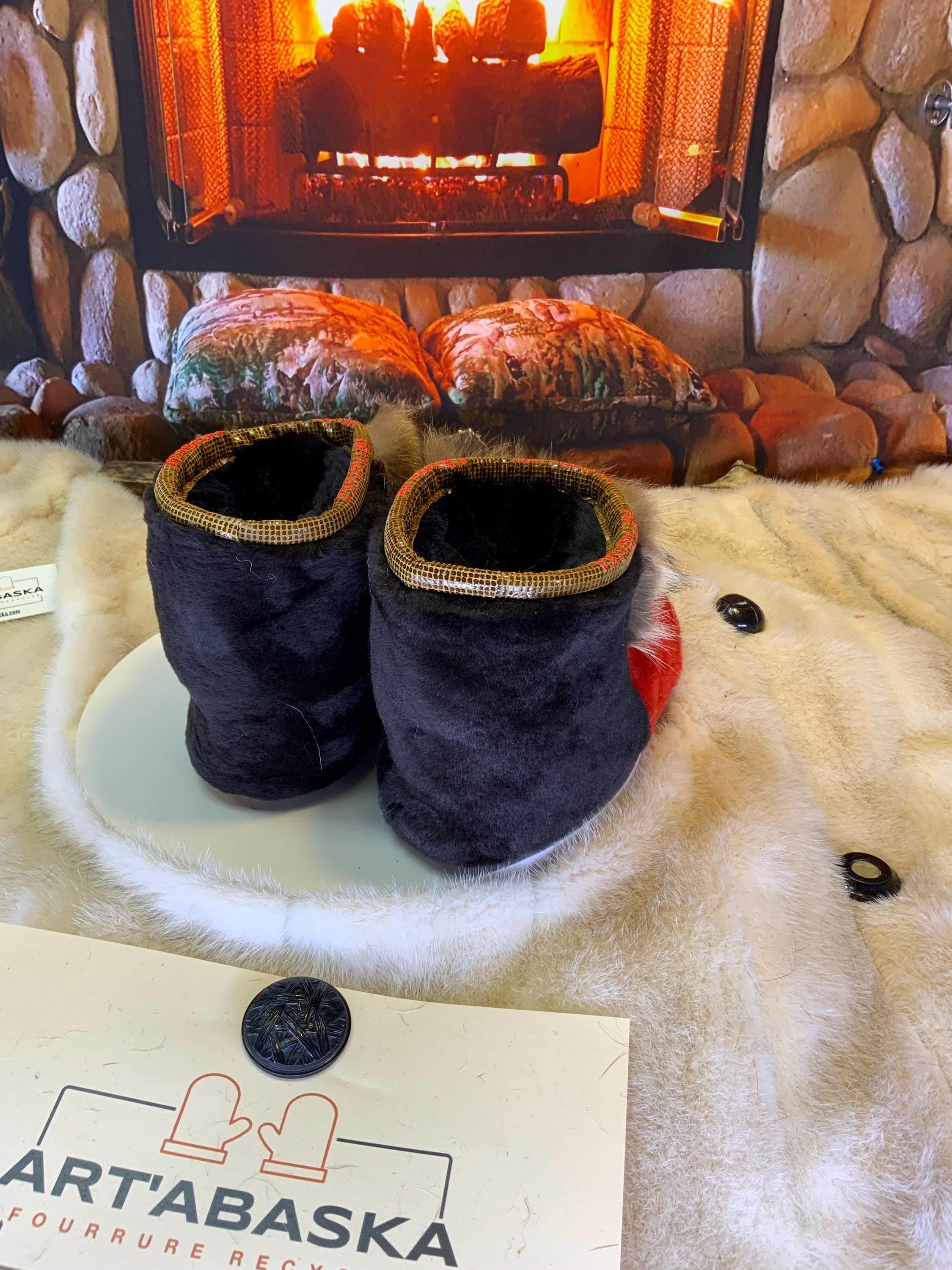 Mocassins d’intérieur Brigitte 7 femme en mouton rasé rouge vif, raton naturel recyclé et mouton rasé brun café – faits à la main au Québec, respirants, confort de luxe, pièce unique Art’Abaska ❤️‍🔥✨