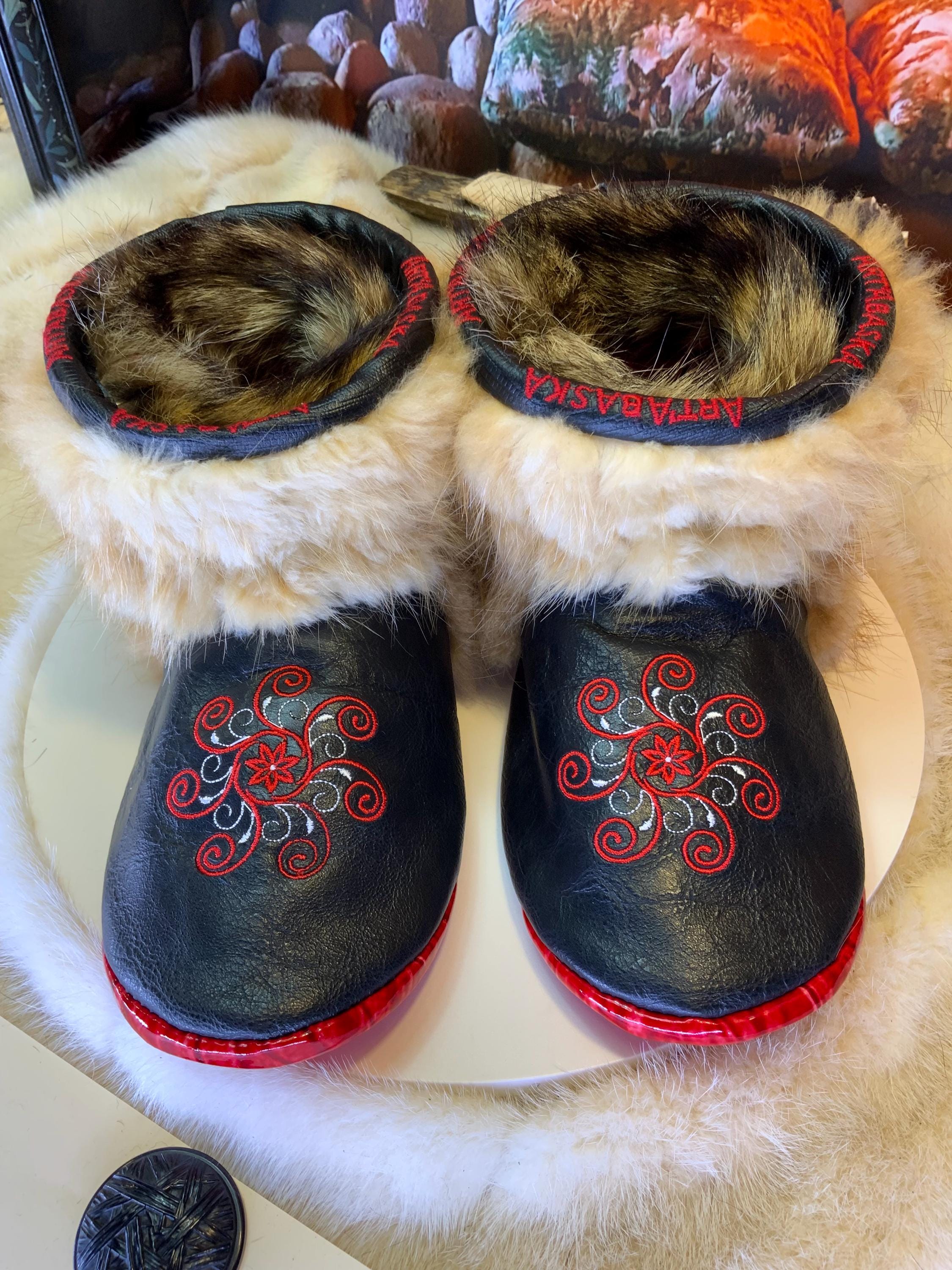 Mocassins d’intérieur Lisette – 6 femme – cuir italien craquelé brodé mandala rouge-blanc, raton bleached recyclé & semelle rouge, faits à la main au Québec ✨❤️🤍