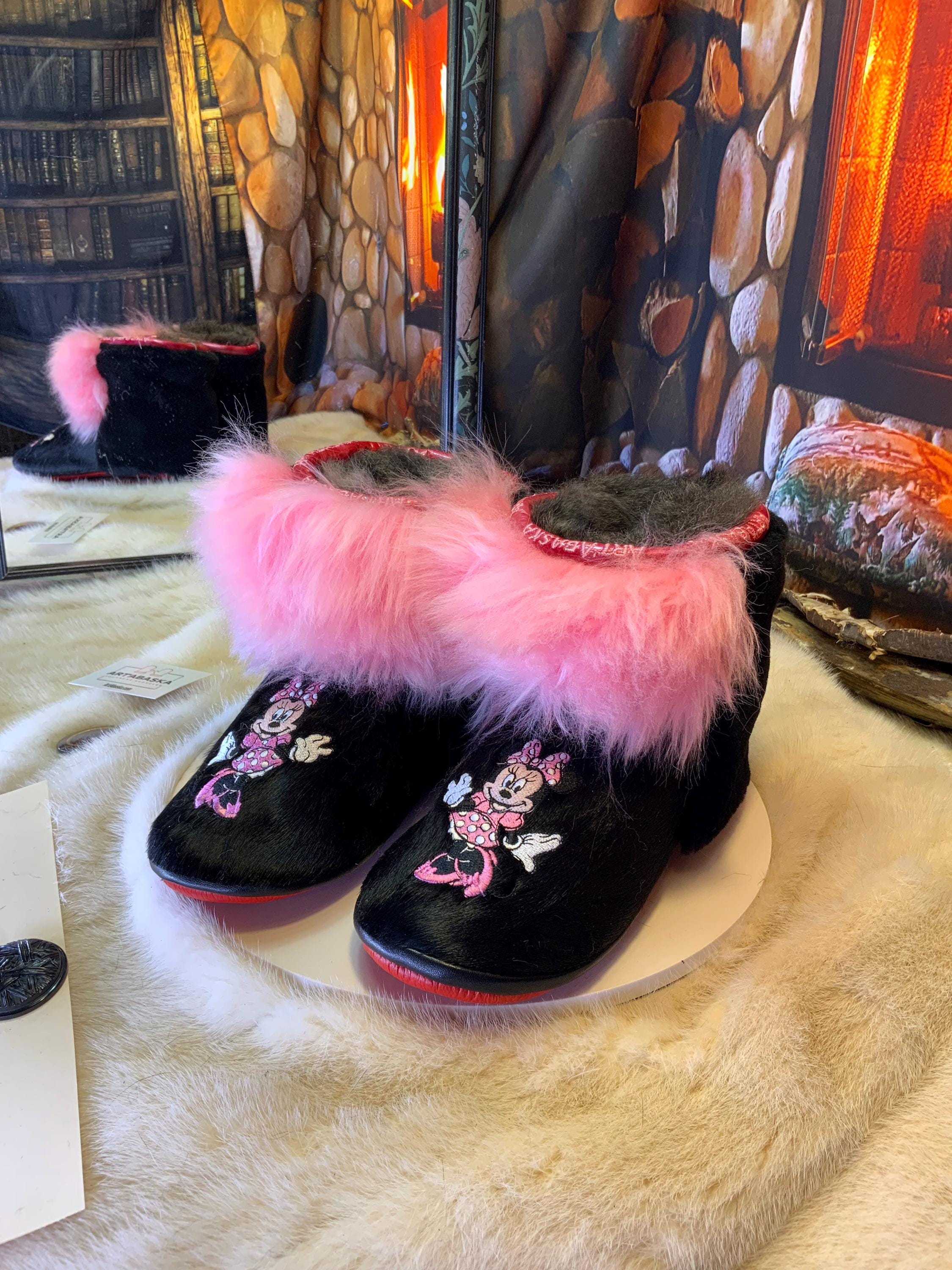 Mocassins d’intérieur Olivette – 8 femme – cuir de vache noire brodé Minnie Mouse rose-blanc, fourrure recyclée & semelle rouge, faits à la main au Québec ✨🎀