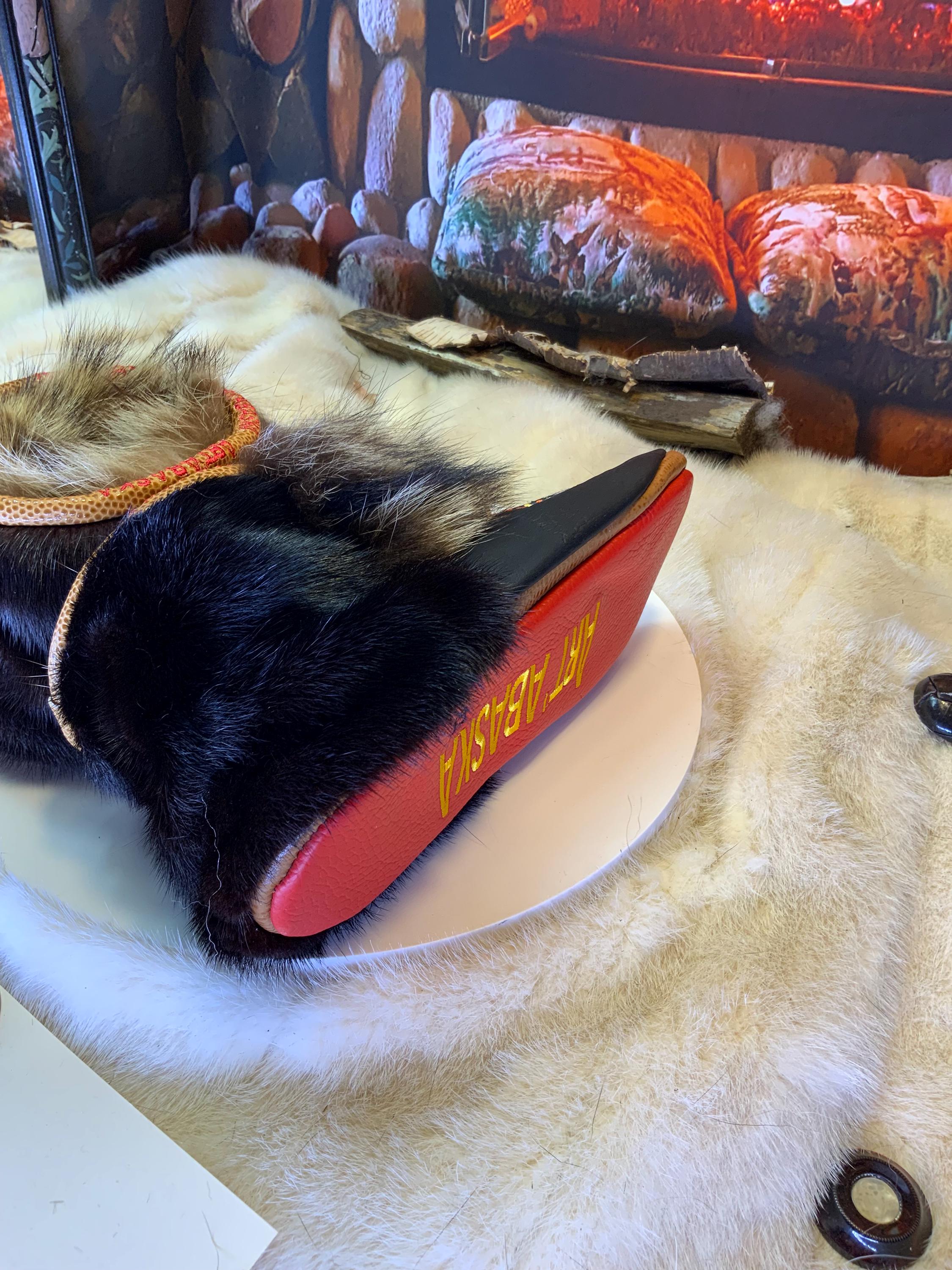 Mocassins d’intérieur Gaétane – 6 femme – cuir noir imprimé brodé mandala orange, jaune et blanc, semelle rouge brodée jaune ArtAbaska ✨🧡💛❤️