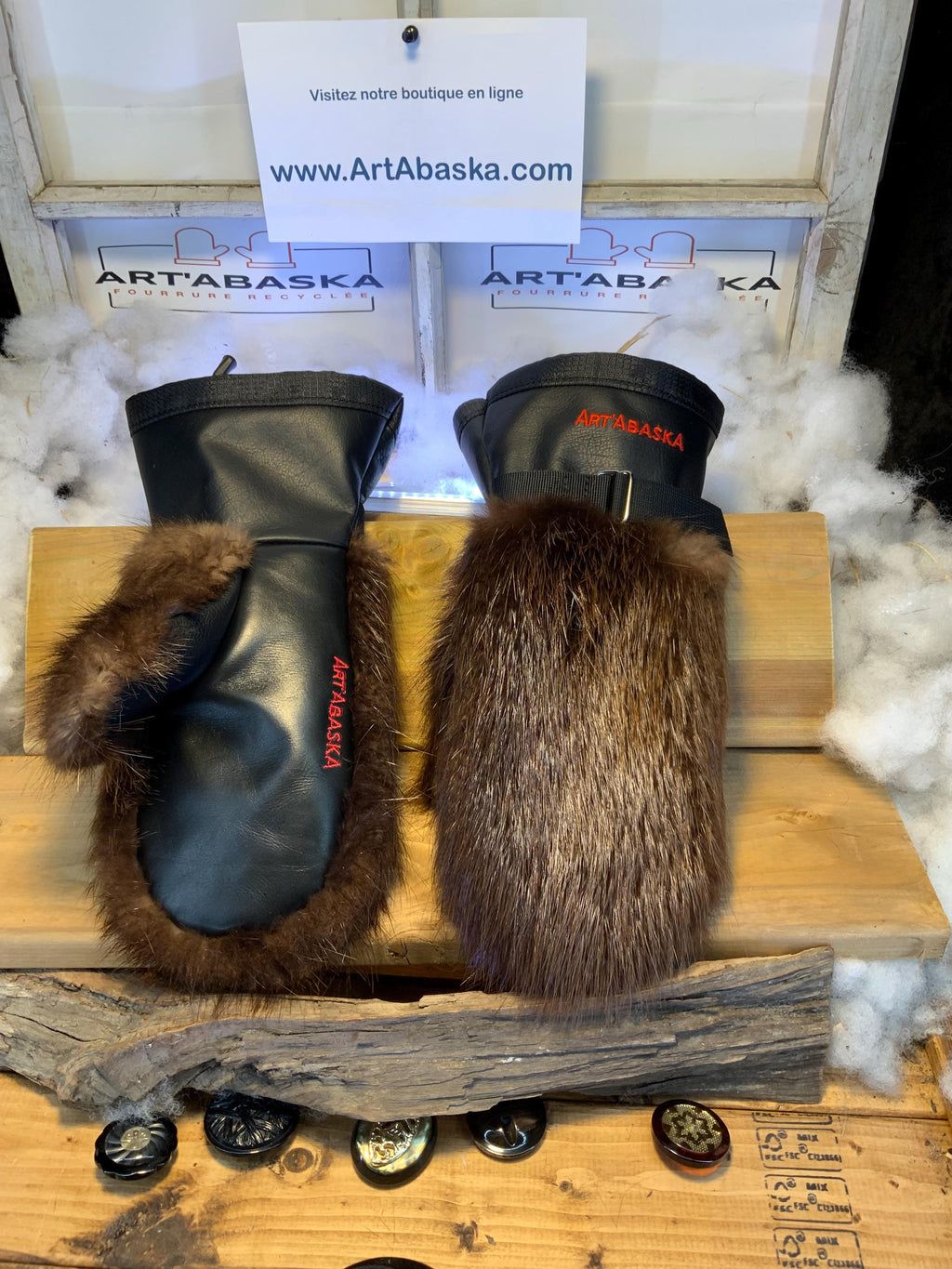 Mitaines Les Lucille – Medium, édition toute fourrure, castor naturel recyclé, cuir italien brun embossé, fait à la main, Québec