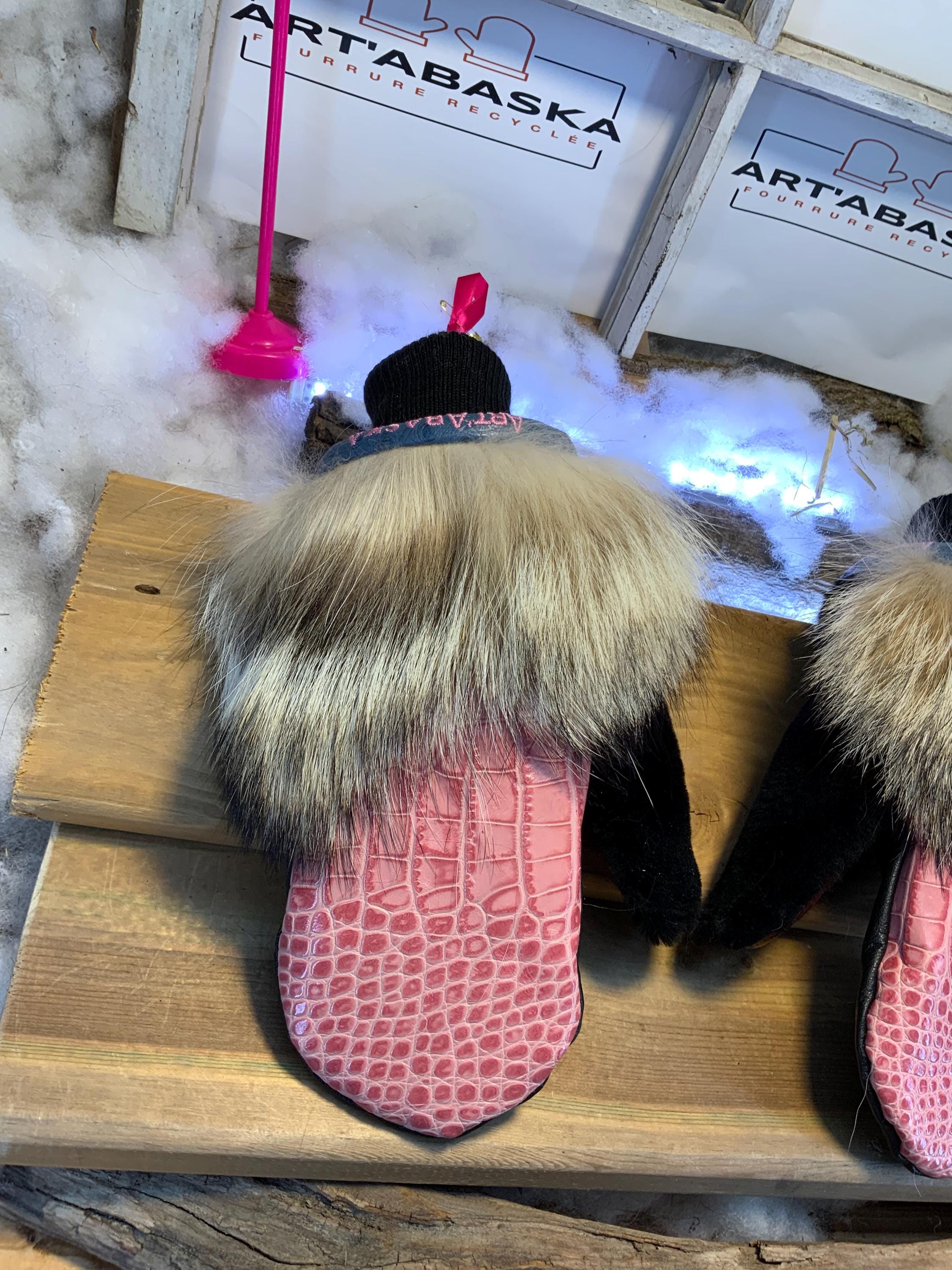 Mitaines de ville Alma faites à la main au Québec en fourrure recyclée avec cuir texturé rose grandeur Large