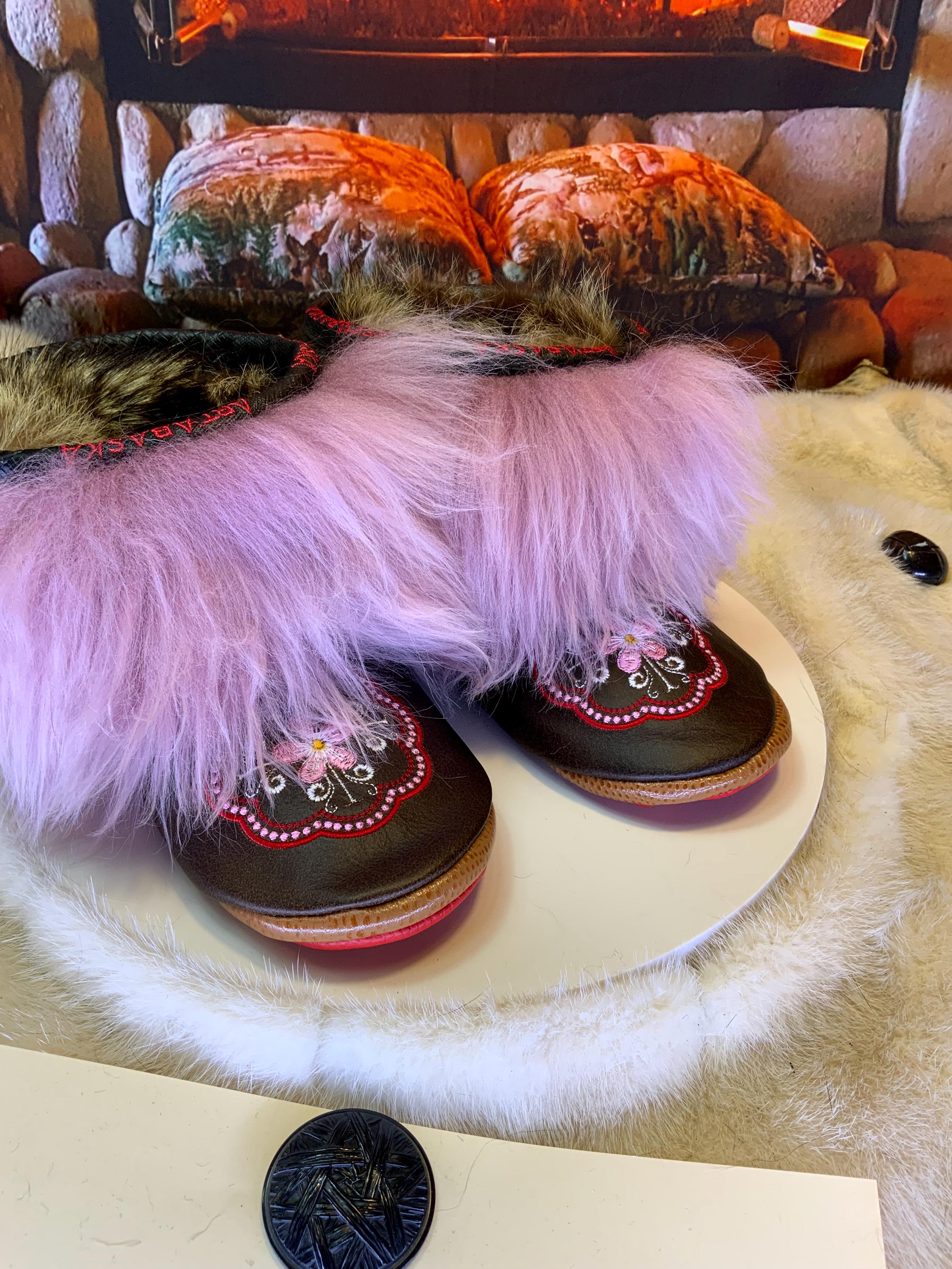 Mocassins d’intérieur Giselle – 6 femme – cuir brun chocolat brodé mandala rouge, rose et blanc, semelle rouge vif ArtAbaska, pièce unique ✨🤎🌸❤️