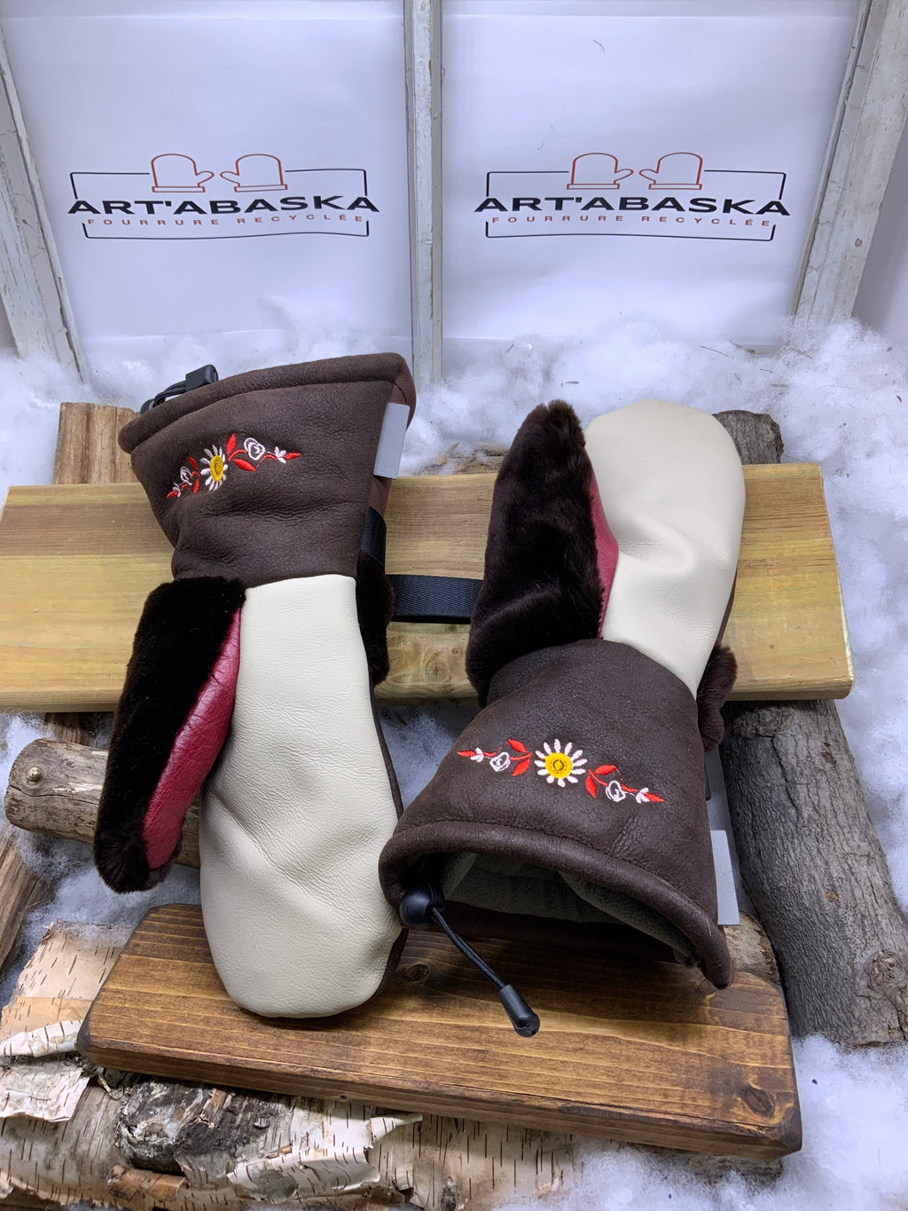 Mitaines Éléonore Small – Édition équestre, fourrures recyclées mouton et castor rasé, cuir brun rouge, broderies, fait à la main Québec