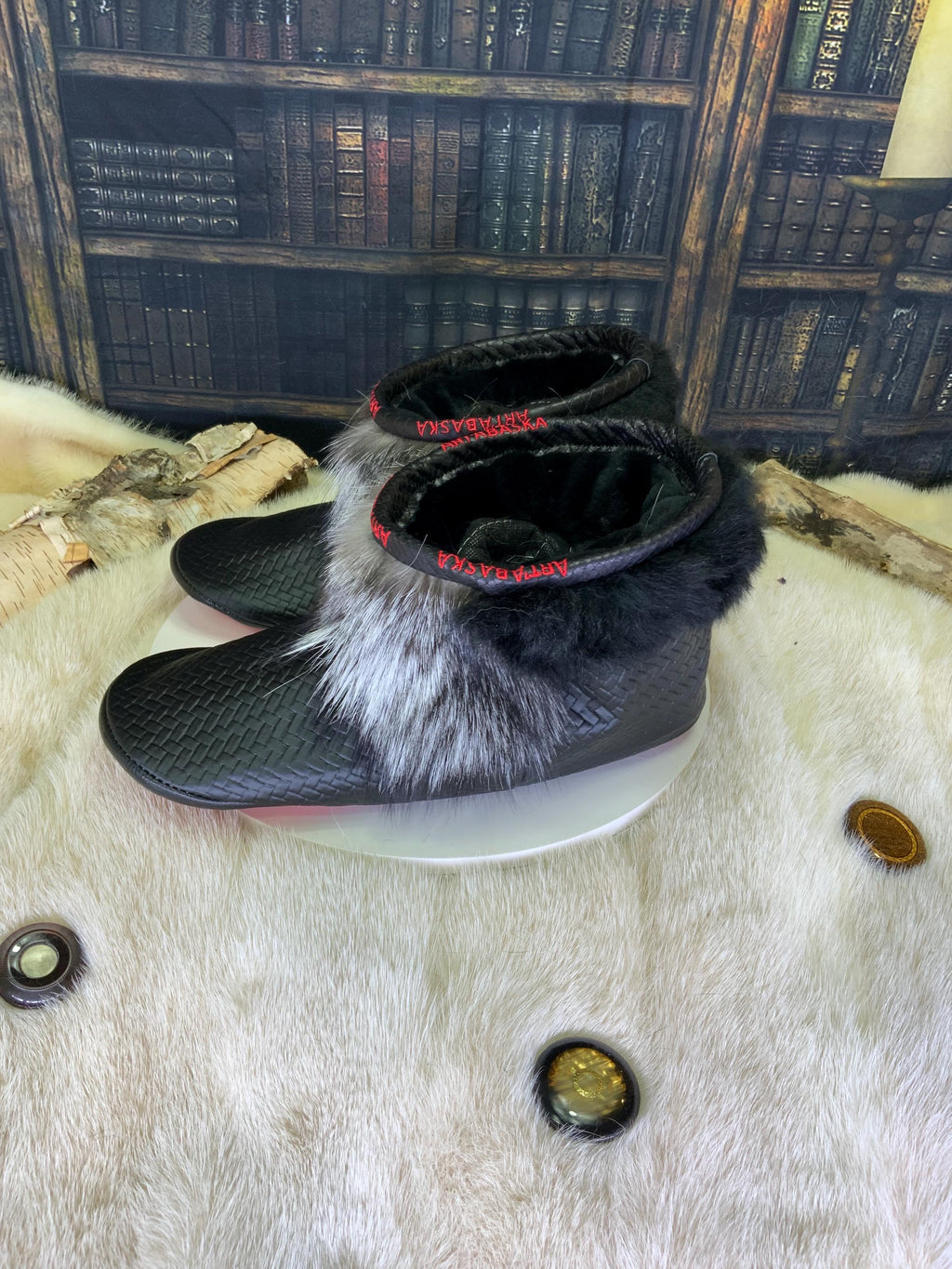 Mocassin d’intérieur Les Fernande – pointure 10 homme – cuir italien & fourrure recyclée – fait à la main au Québec, pièce unique