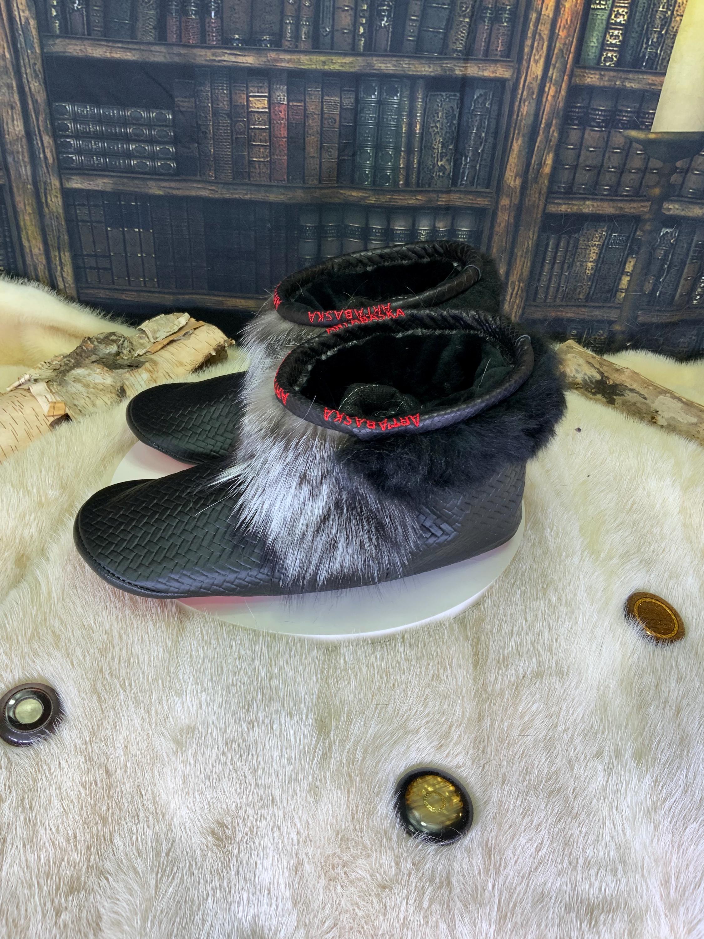 Mocassin d’intérieur Les Fernande – pointure 10 homme – cuir italien & fourrure recyclée – fait à la main au Québec, pièce unique