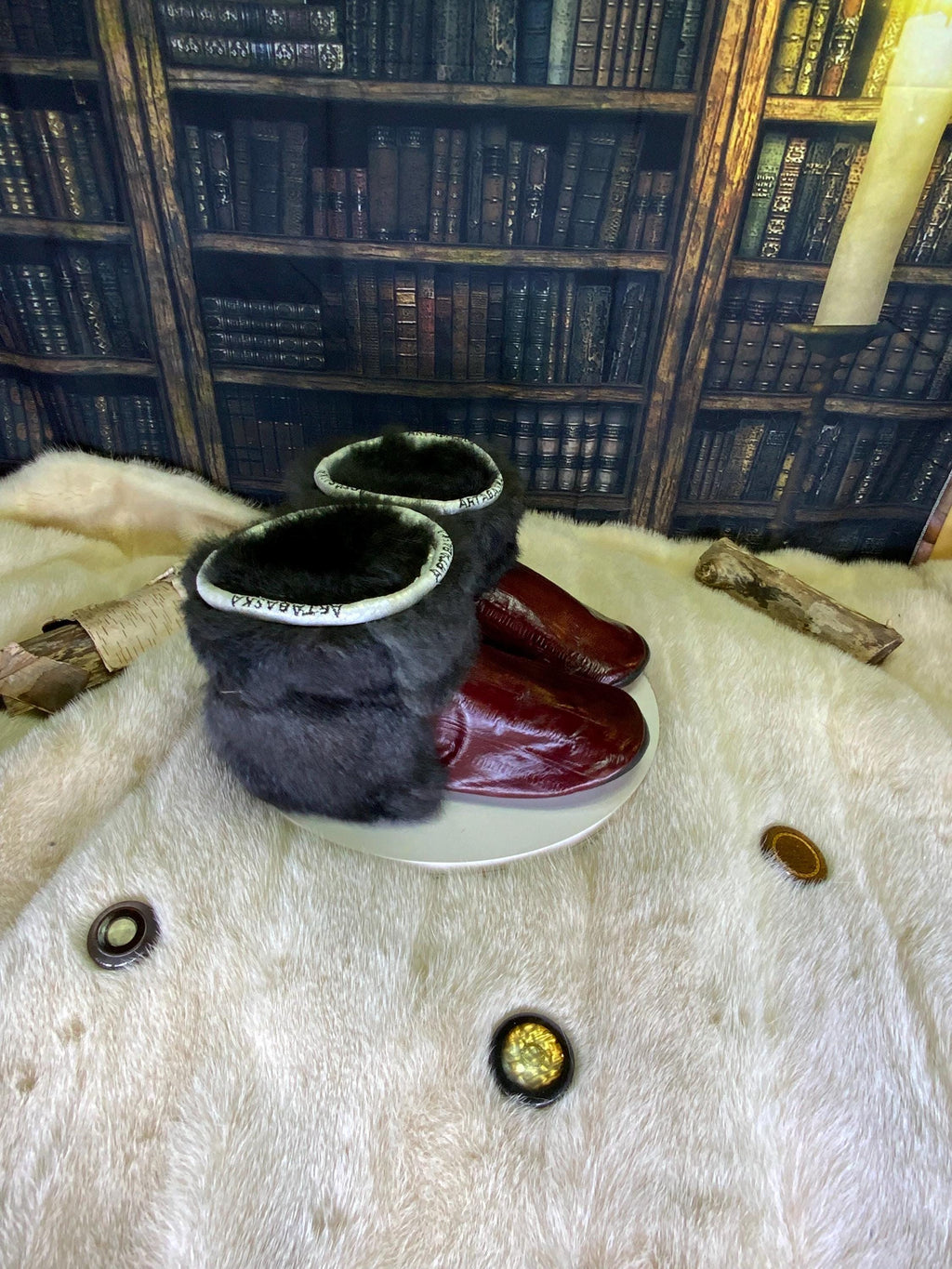 Mocassins d’intérieur Ernestine pointure 8 femme cuir italien bourgogne opossum recyclé fait à la main Québec pantoufles luxe