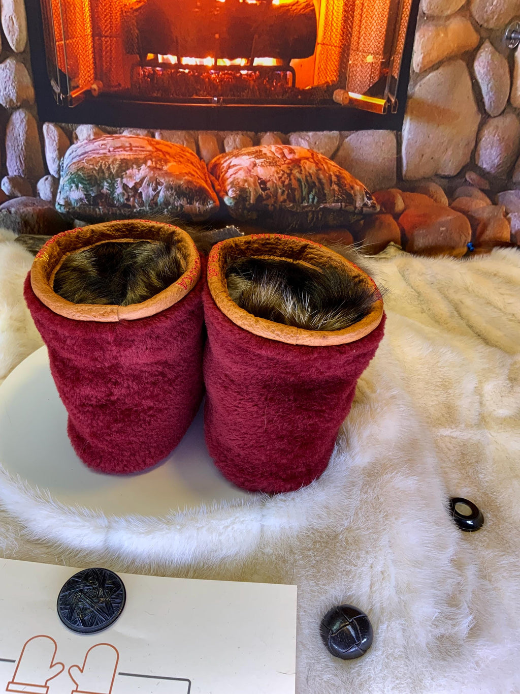 Mocassins d’intérieur Johanne 8 femme, cuir noir brodé cheval western, fourrure recyclée, faits à la main au Québec 🐎✨