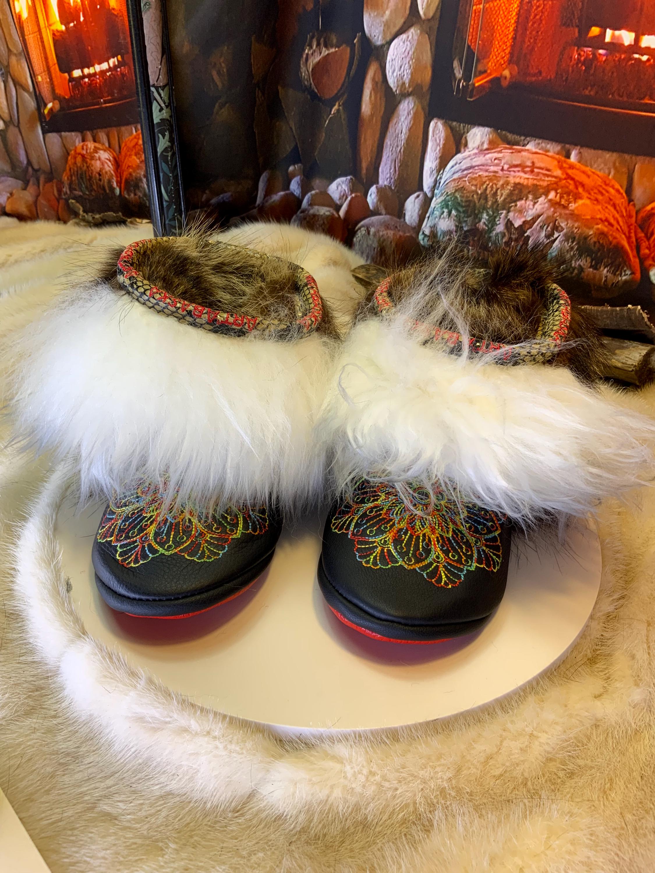 Mocassins d’intérieur Martine – 5 femme – cuir italien recyclé brodé mandala multicolore, semelle rouge ArtAbaska rose et mauve ✨🎨❤️