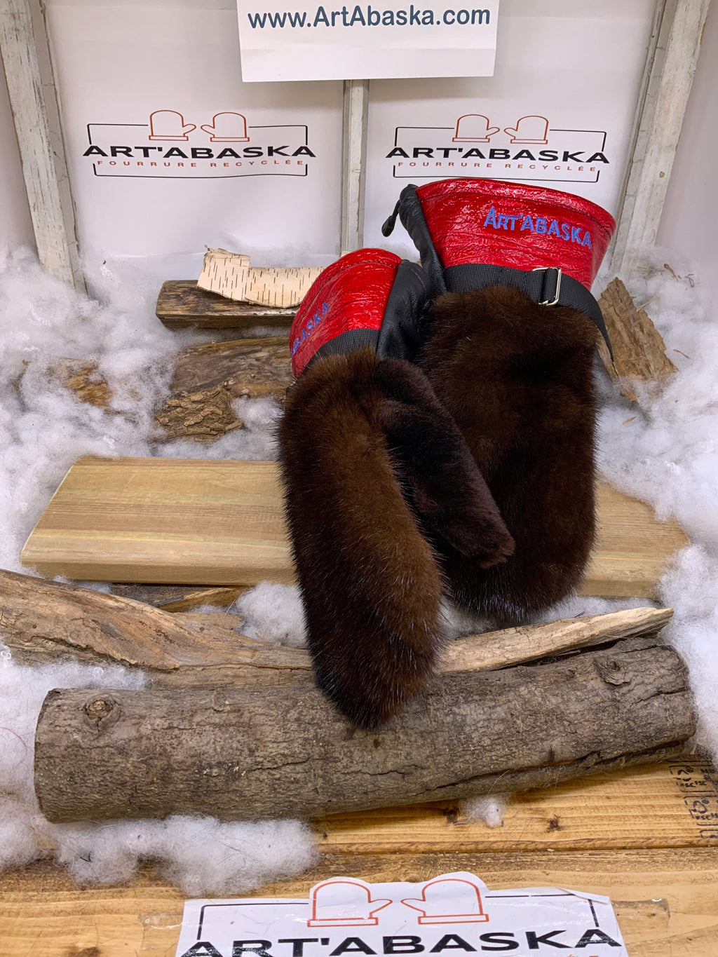 Mitaines Maryse Medium - Cuir embossé rouge et fourrures recyclées vison et mouton, pièce unique élégante fait à la main Québec