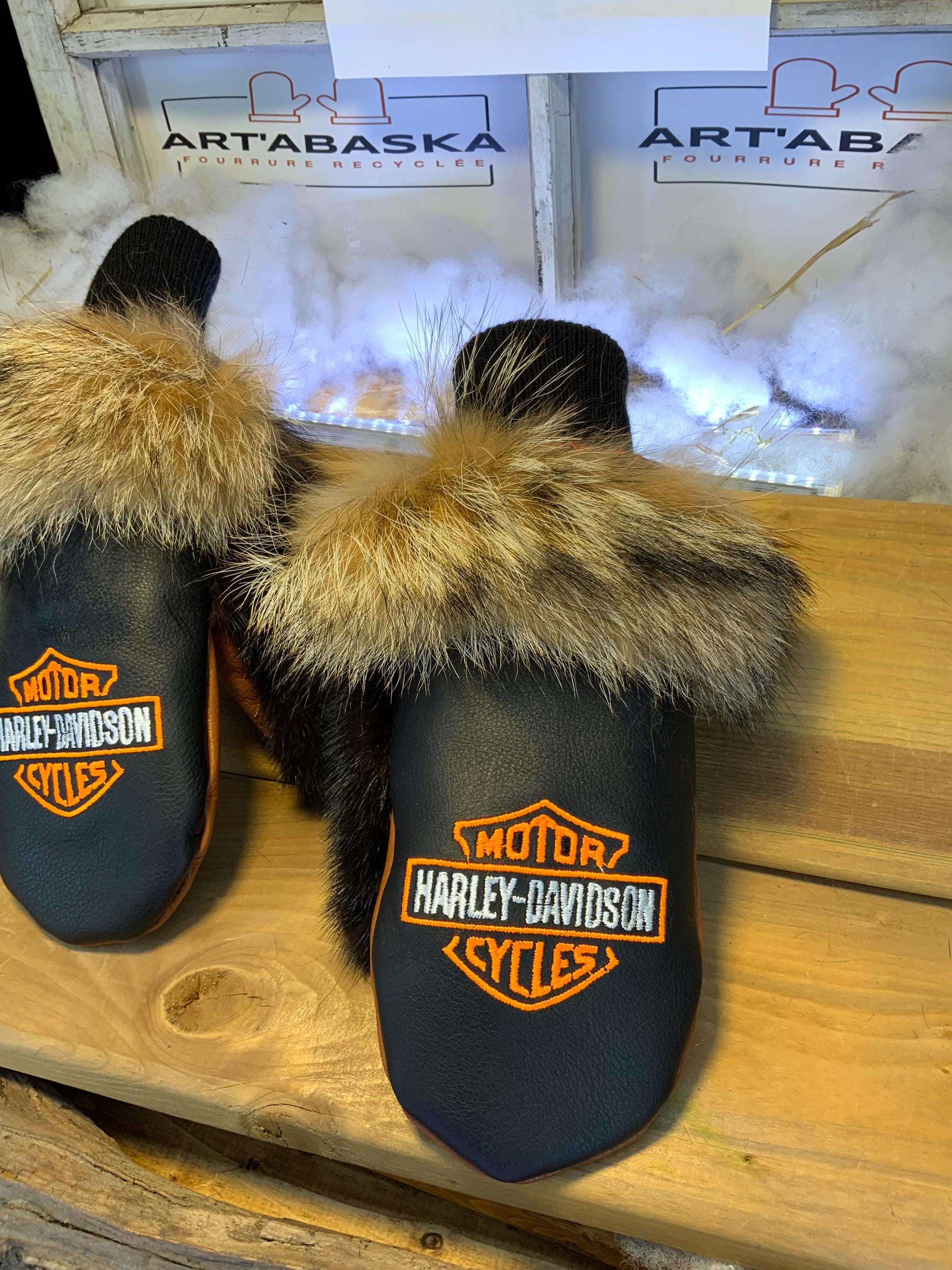 Mitaines Danielle Harley Davidson femme Medium | Cuir noir brodé orange-blanc & coyote | Mitaines hiver uniques fait à la main Québec