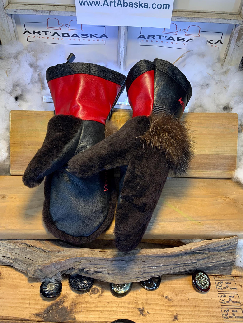 Mitaines Les Cécile – Medium, mouton rasé brun café, raton recyclé, cuir italien noir et rouge, fait à la main, Québec