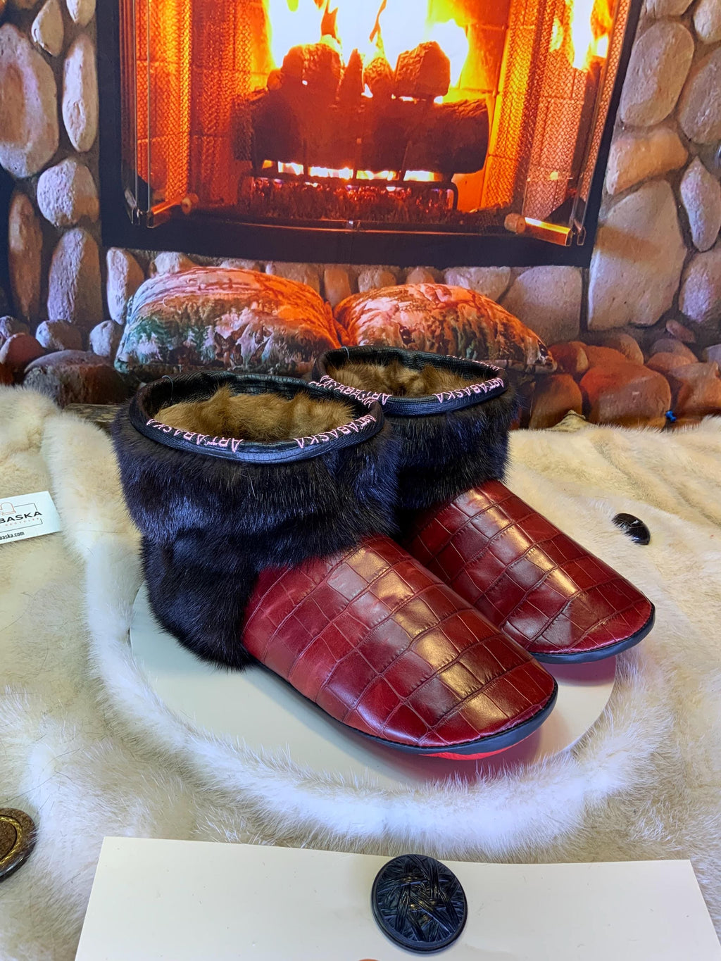 Mocassins d’intérieur Les Madeleine – 10 femme – cuir croco bourgogne & vison recyclé – fait à la main au Québec, pièce unique