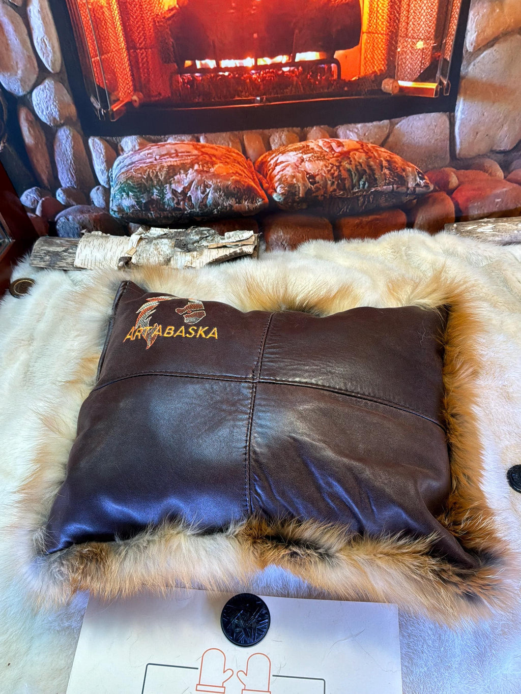 Coussin fourrure recyclée renard roux fait à la main Québec coussin décoratif cuir brun brodé tête de cheval pièce unique ArtAbaska