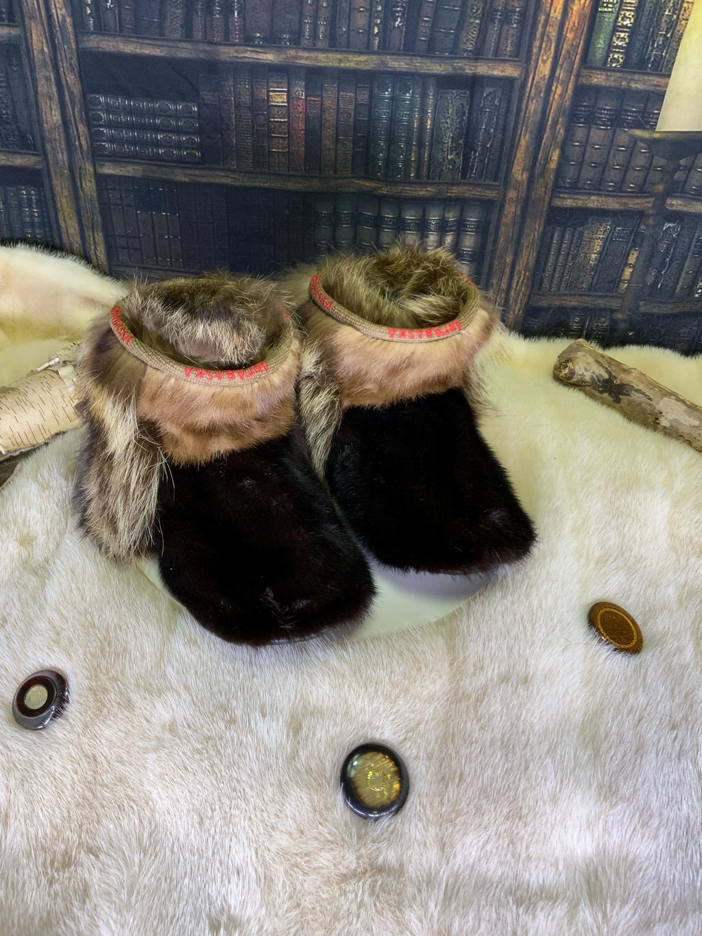 Mocassins d’intérieur Suzanne pour femme 8 en vison brun foncé recyclé, raton naturel recyclé et loutre recyclée – faits à la main au Québec, chauds, respirants, confort de luxe, pièce unique Art’Abaska 💕