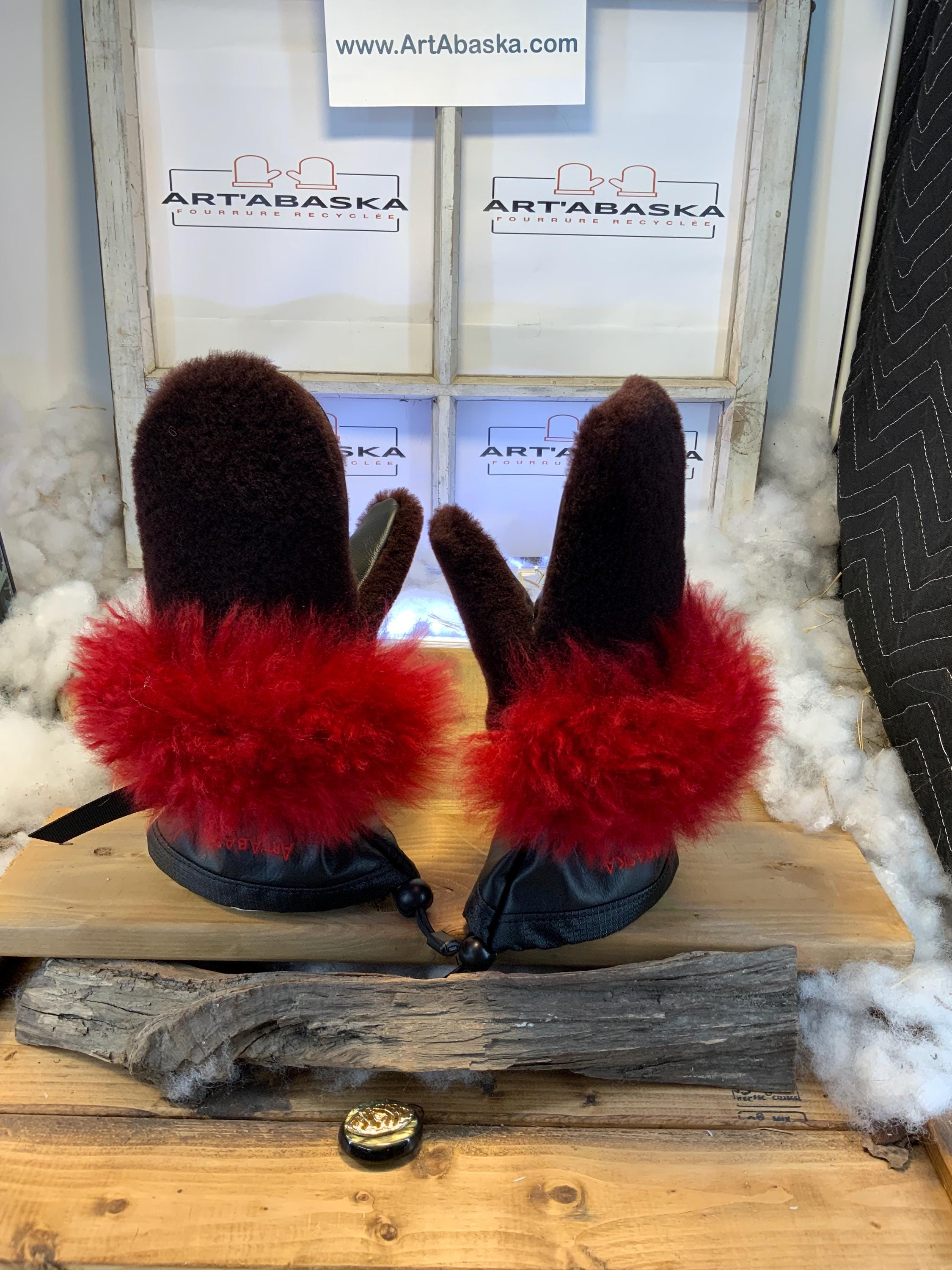 Mitaines Albertine Medium - Fourrure rouge vif et bourgogne, mouton rasé et naturel recyclé, cuir italien noir, fait à la main Québec