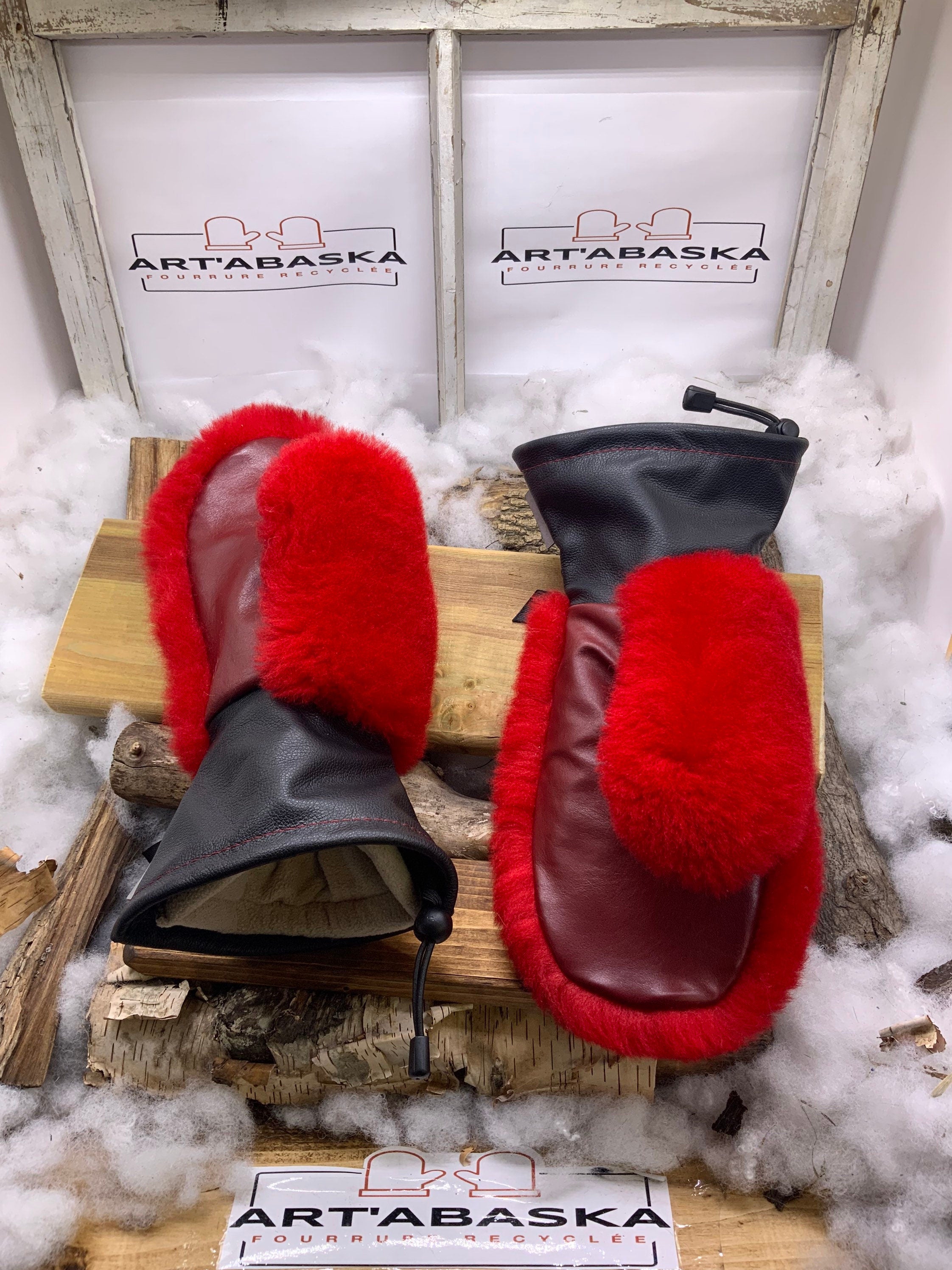 Mitaines Gisèle – Medium, cuir neuf et fourrure de mouton recyclée rouge vif, pièce unique faite à la main au Québec