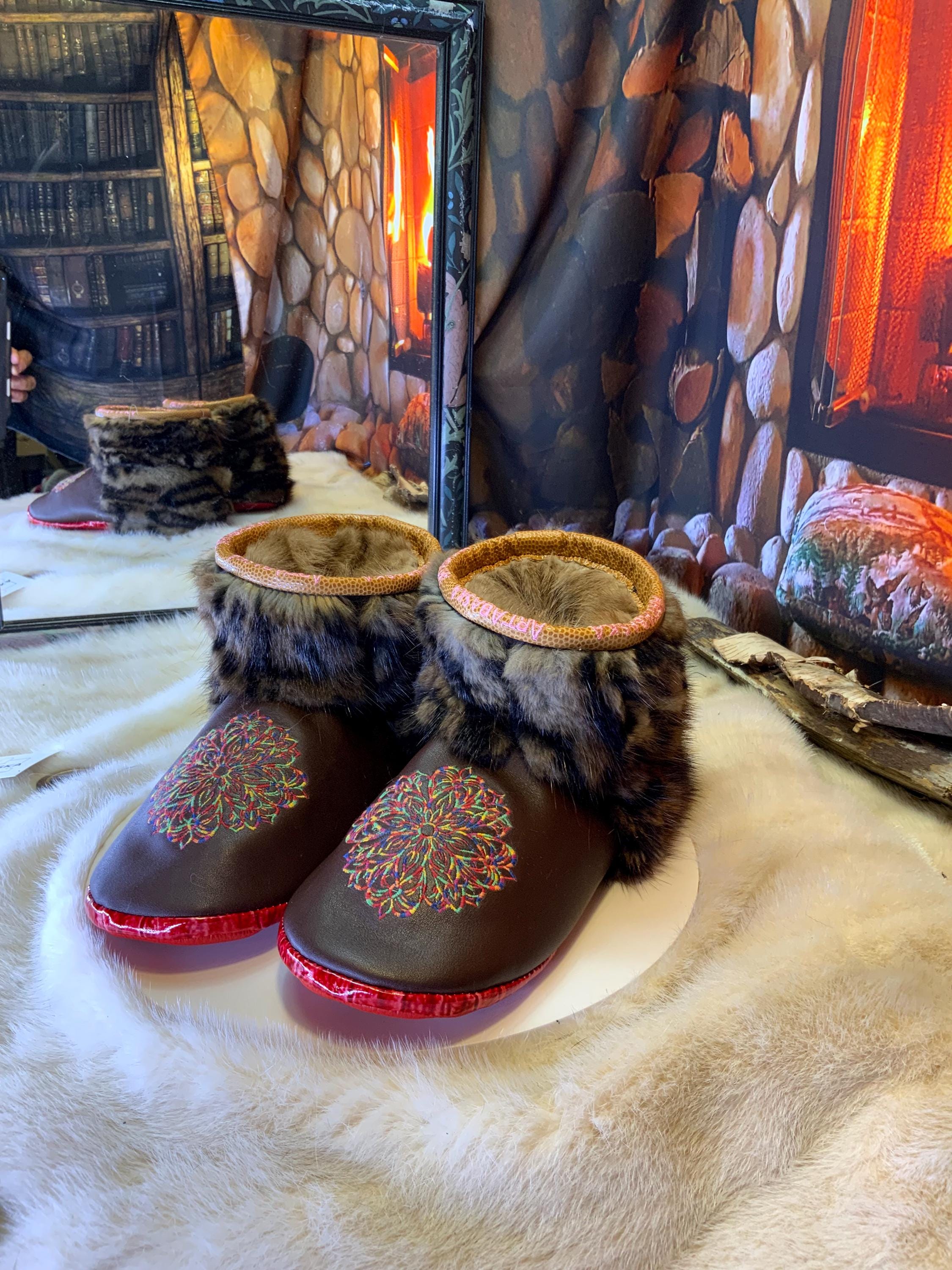 Mocassins d’intérieur Madeleine 10 femme, cuir italien brun chocolat brodé mandala multicolore, faits à la main au Québec ✨🤎