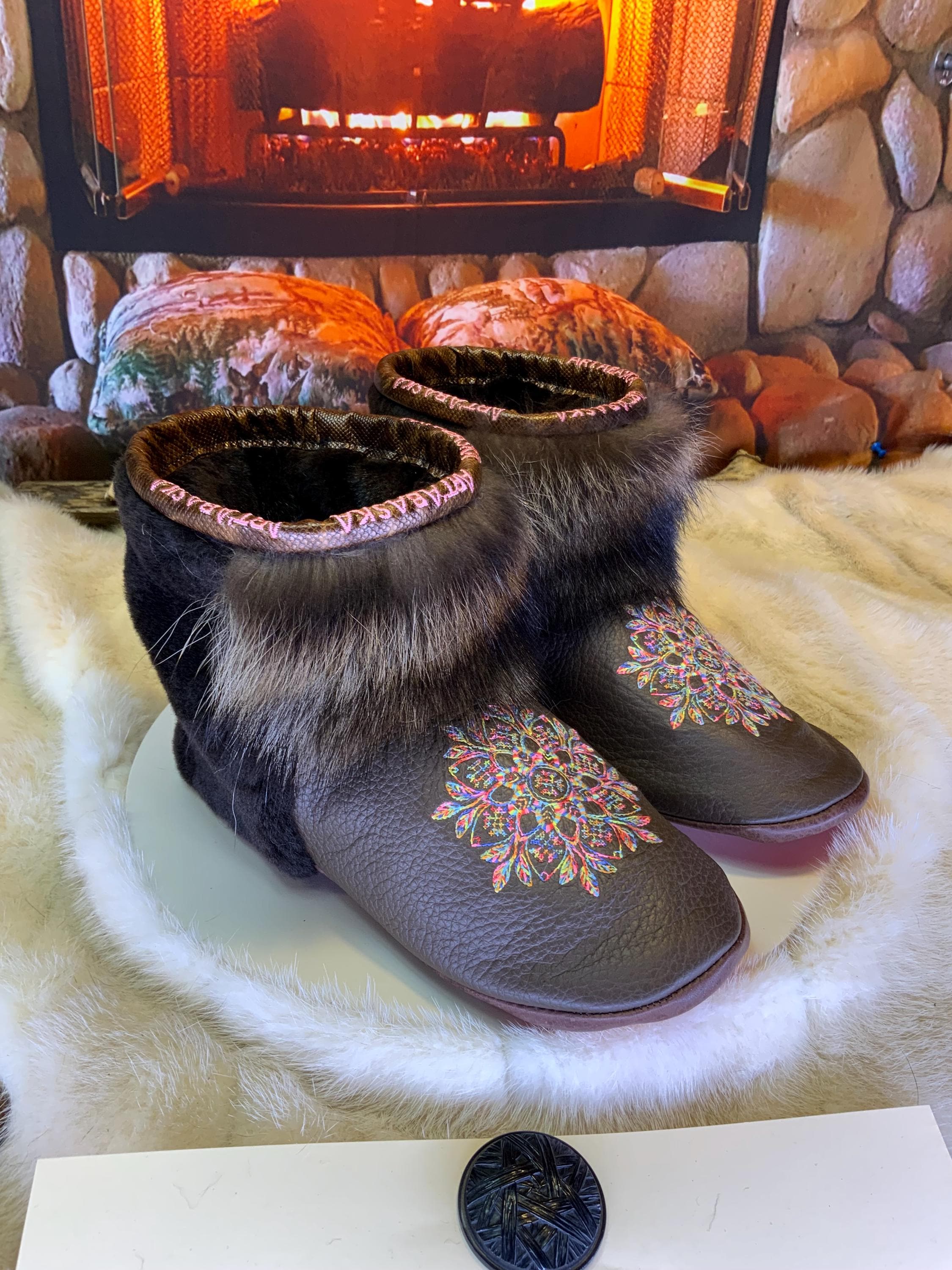 Mocassins d’intérieur Sylvianne – 8 femme – cuir brun chocolat brodé mandala multicolore, fourrure recyclée & semelle rouge, pièce unique faite à la main au Québec ✨🤎