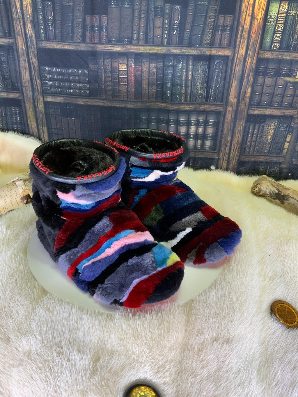 Mocassins d’intérieur Suzanne pour femme 7 en renard rasé teint cousu en lanières et castor rasé recyclé – faits à la main au Québec, chauds, respirants, confort de luxe, pièce unique Art’Abaska 💕