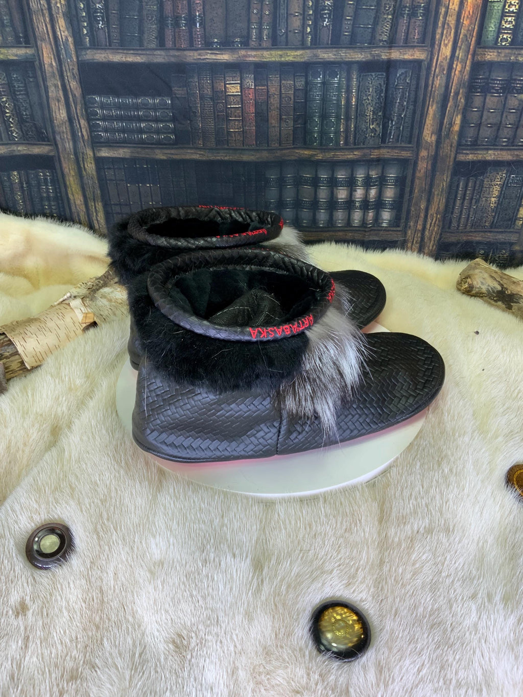 Mocassin d’intérieur Les Fernande – pointure 10 homme – cuir italien & fourrure recyclée – fait à la main au Québec, pièce unique