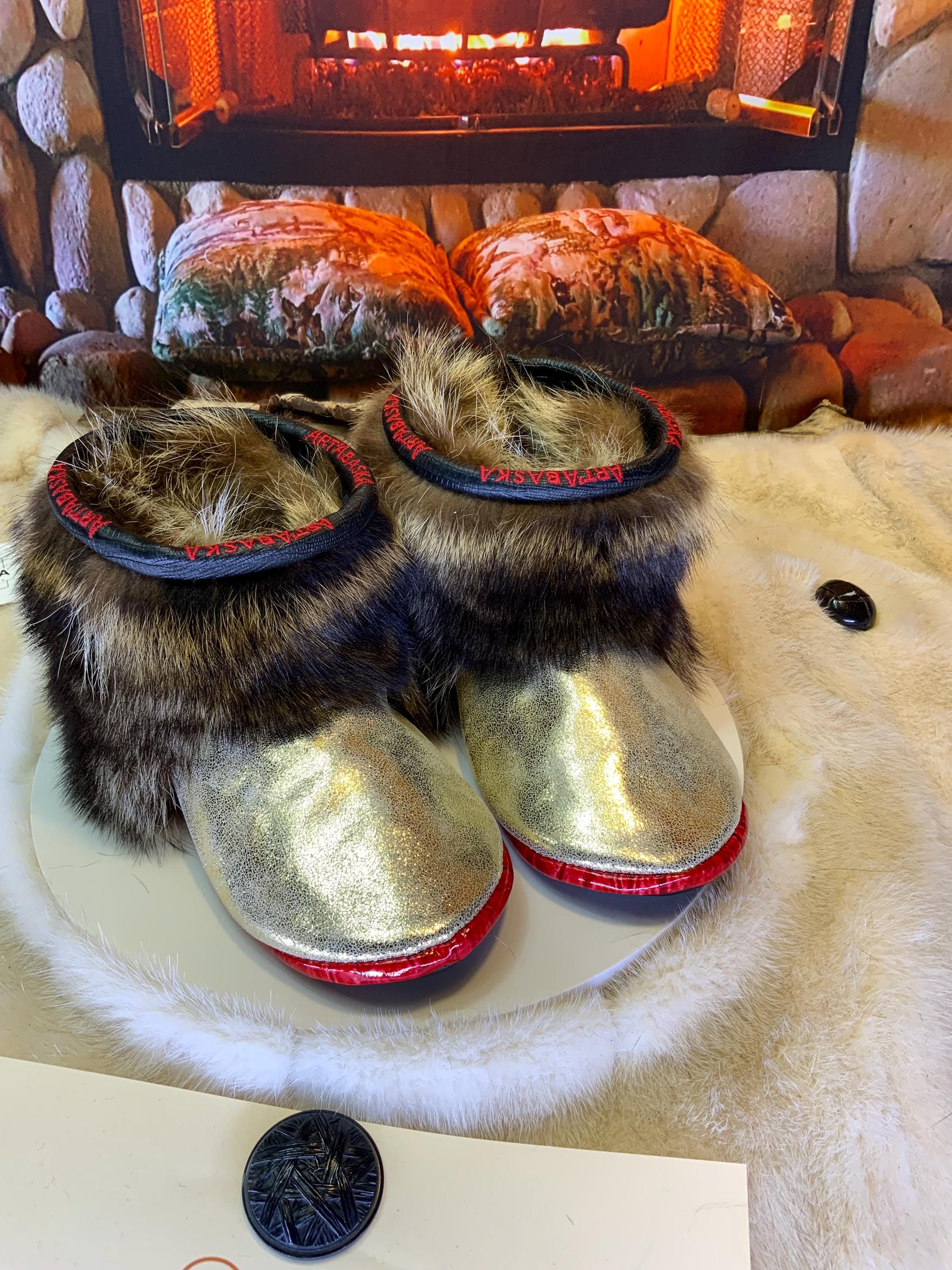 Mocassins d’intérieur Louise – 6 femme – cuir recyclé couleur or éclatant, semelle noire brodée rouge ArtAbaska avec pourtour rouge vif ✨💛❤️