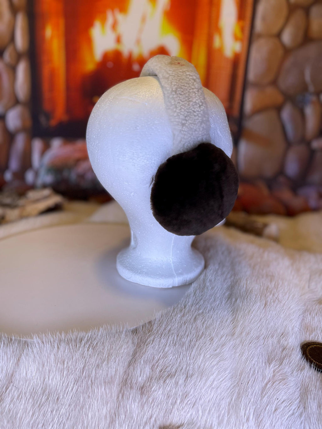 Cache-Oreilles tout en fourrure recyclée édition Castor rasé brun naturel recyclé et mouton rasé sur la tête  Les Laurette