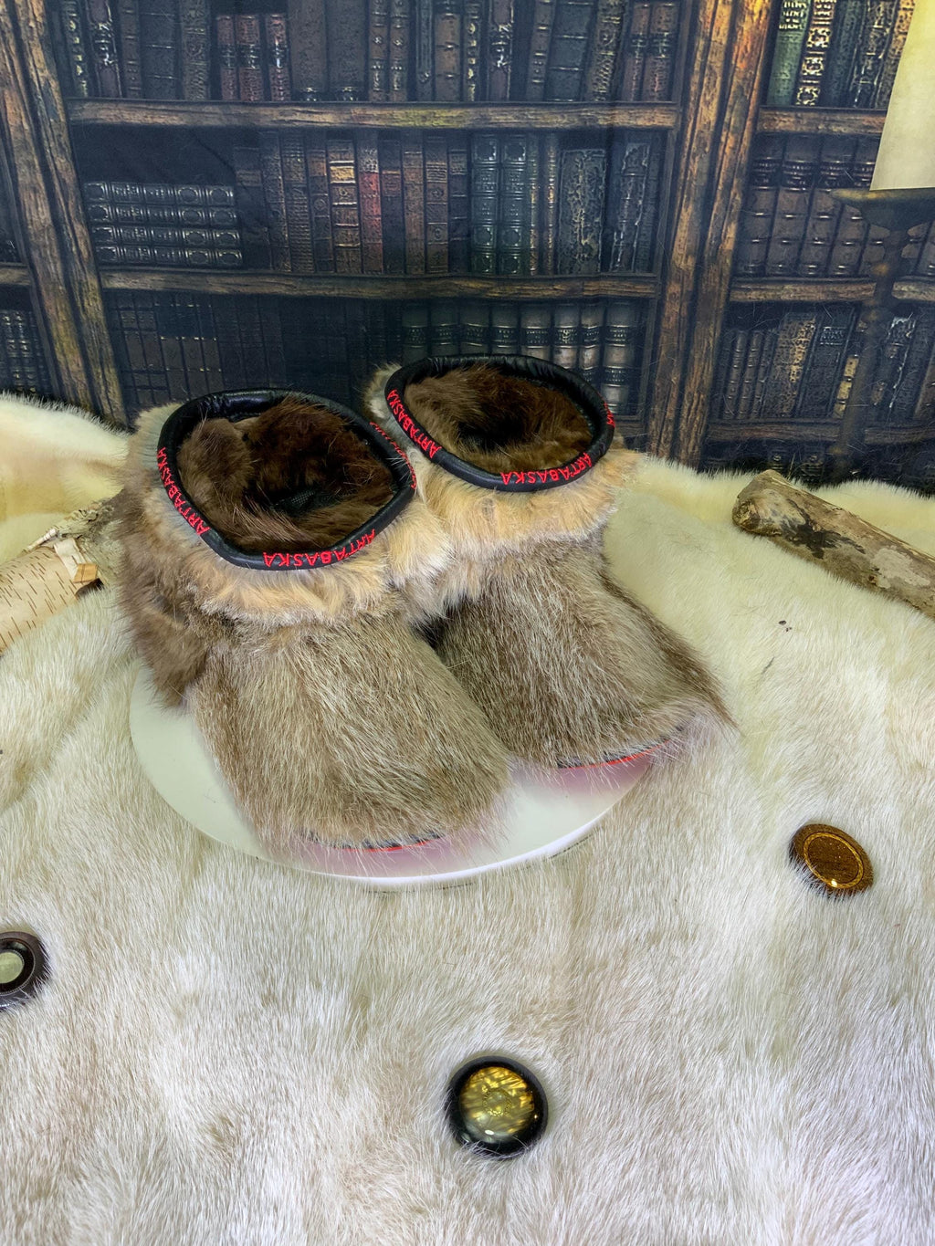 Mocassins d’intérieur Rolande – pointure 10 Femme – raton bleached, castor & coyote recyclés – pièce unique faite à la main au Québec